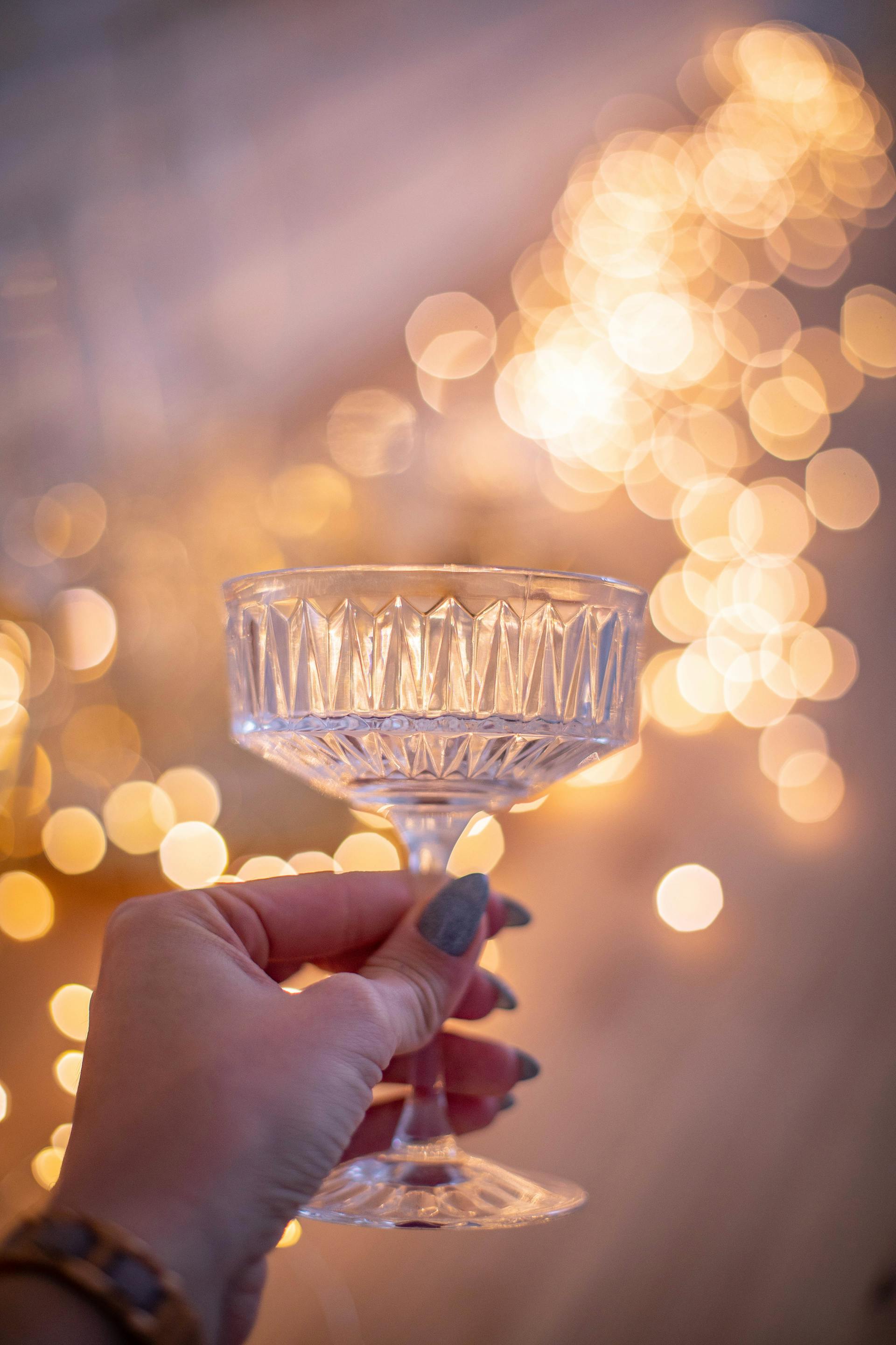 Una mujer sosteniendo un vaso | Fuente: Pexels