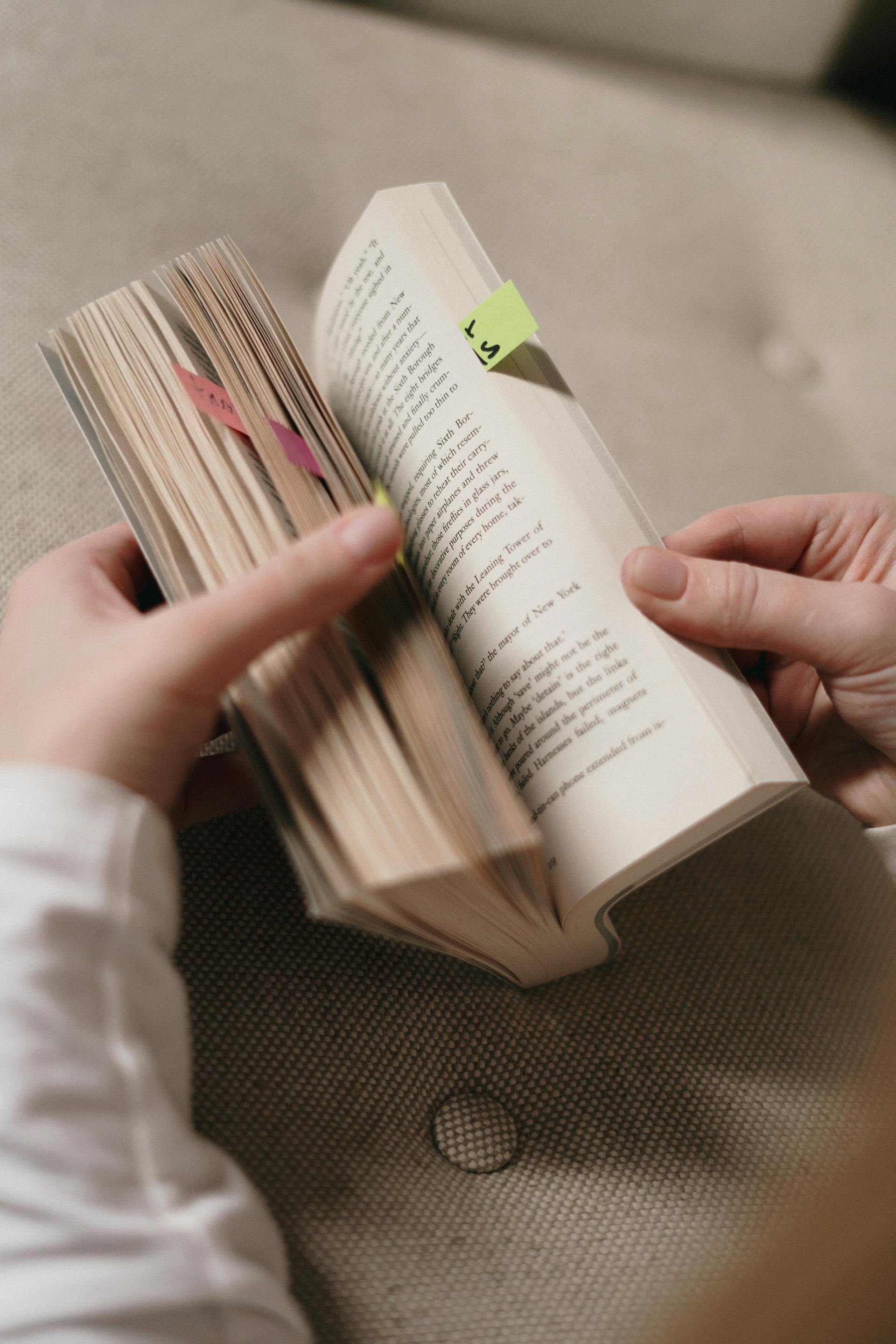 Una persona con un libro en la mano | Fuente: Pexels
