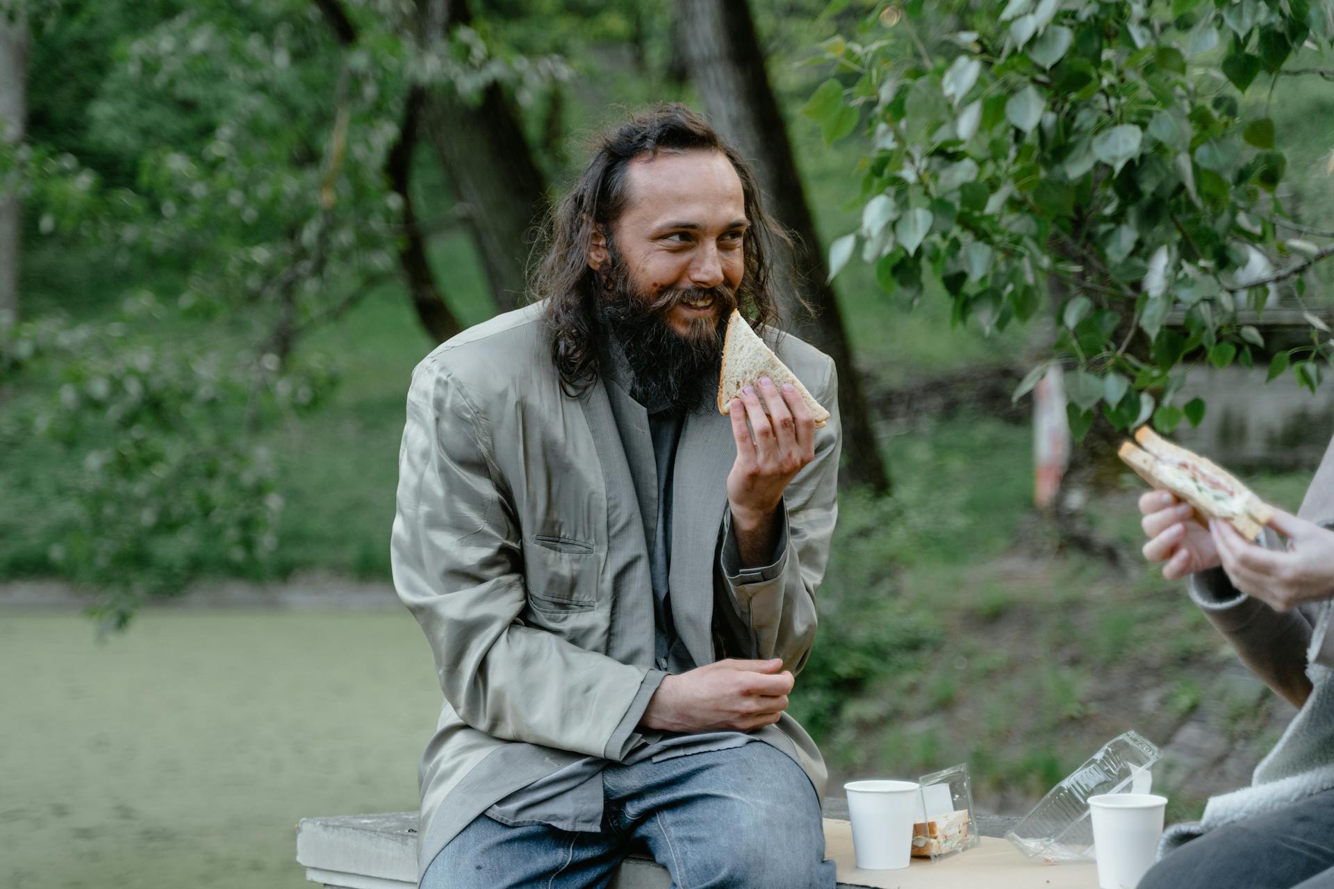 Un hombre comiendo un bocadillo | Fuente: Pexels