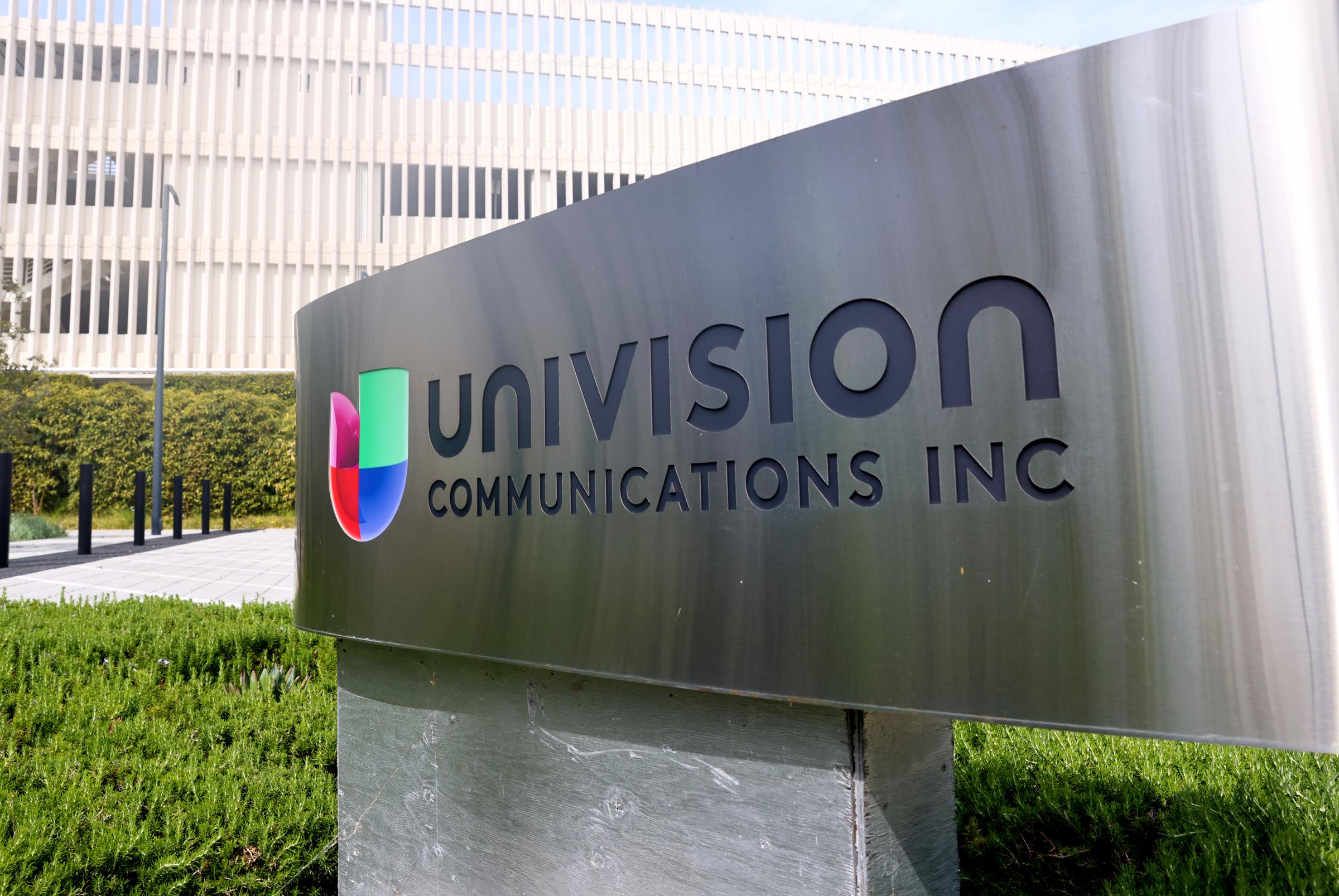 Un cartel se encuentra colocado en el exterior del edificio de Univision un día después de que la compañía anunciara sus planes de fusionarse con Grupo Televisa el 14 de abril de 2021 en Los Ángeles, California. | Fuente: Getty Images