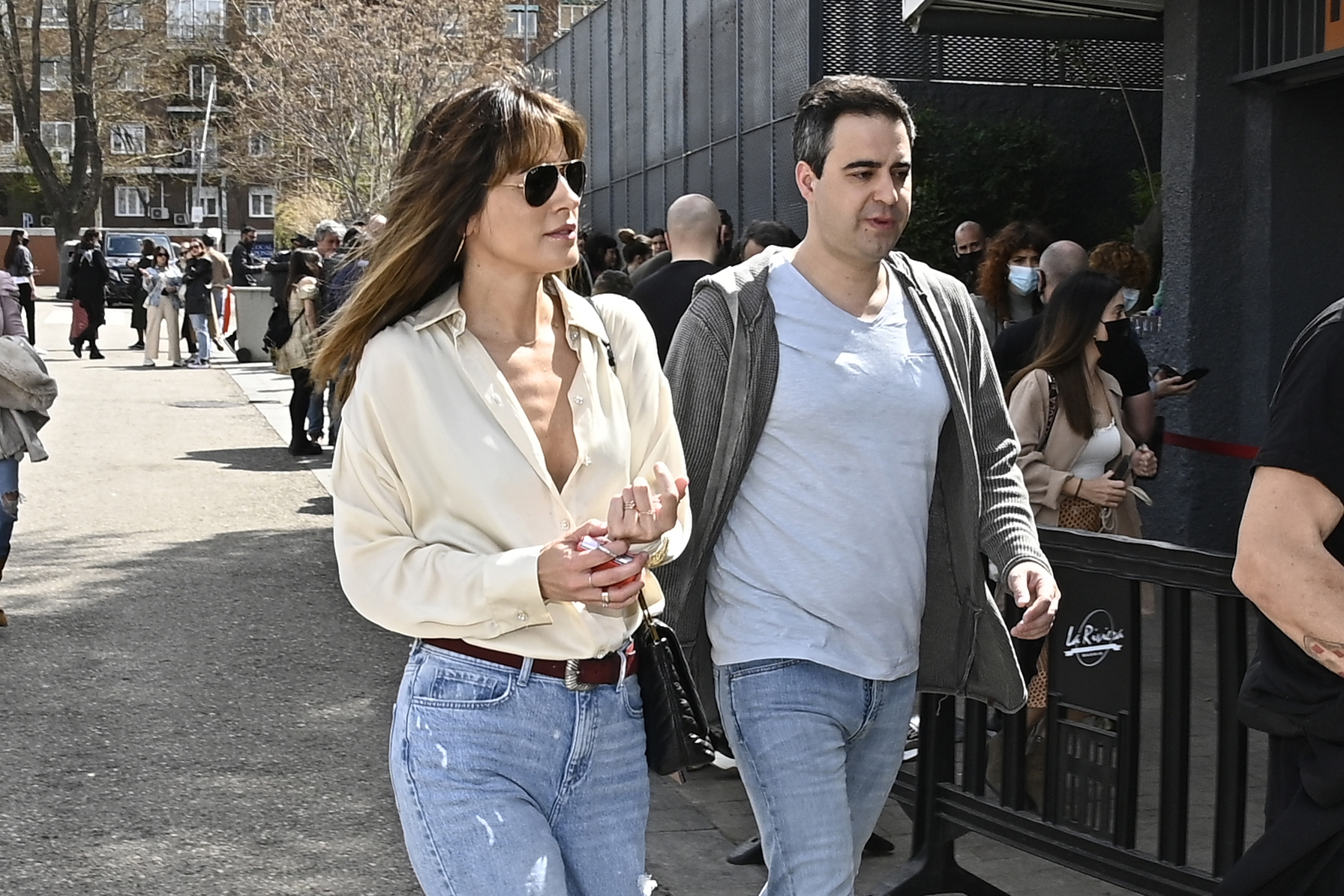 Isabel Jiménez y su marido, Alex Cruz, llegan al concierto de "Tu otra bonita", el 10 de abril de 2022, en Madrid, España. | Fuente: Getty Images