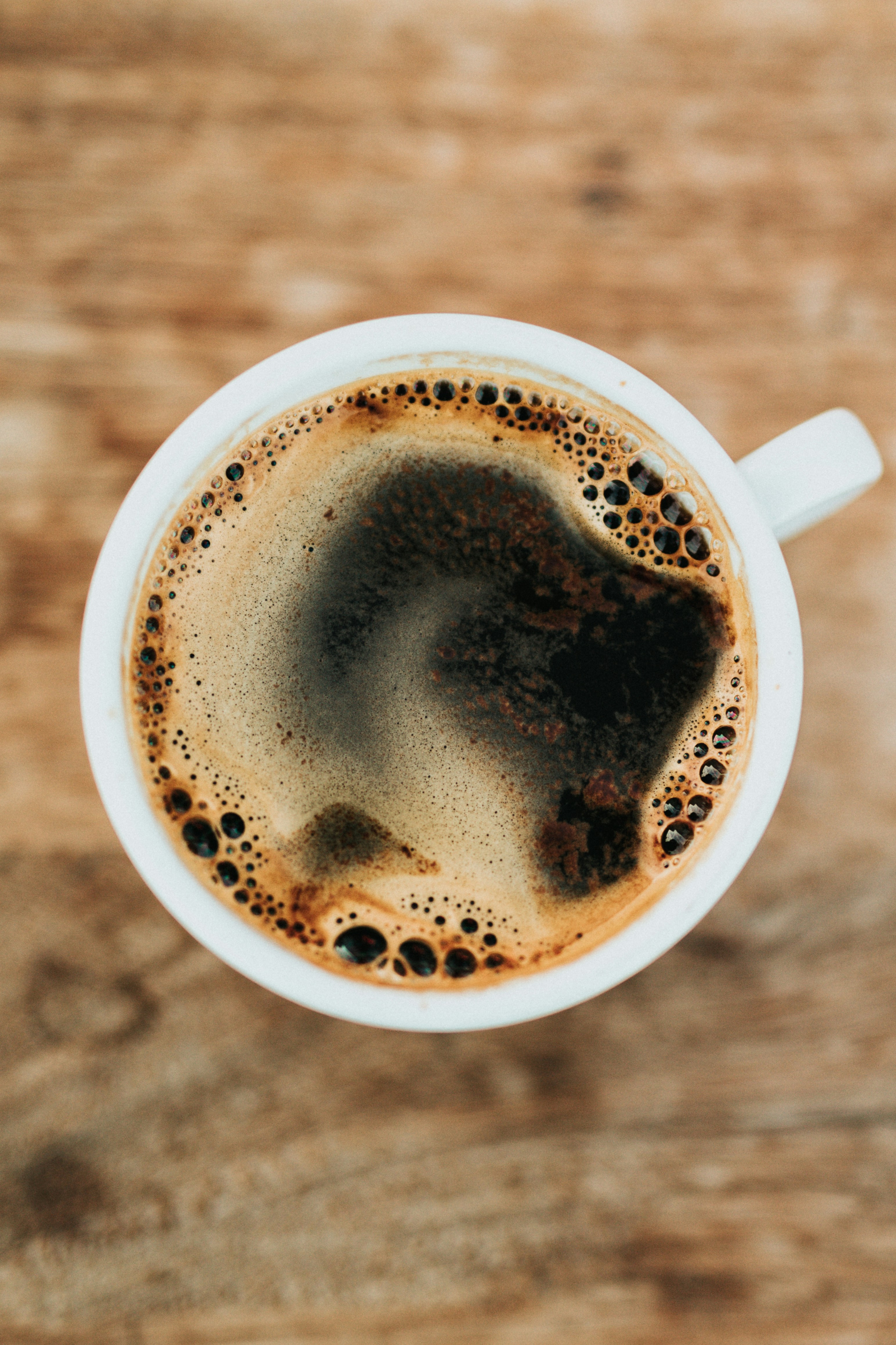 Una taza de café sobre una mesa | Fuente: Unsplash
