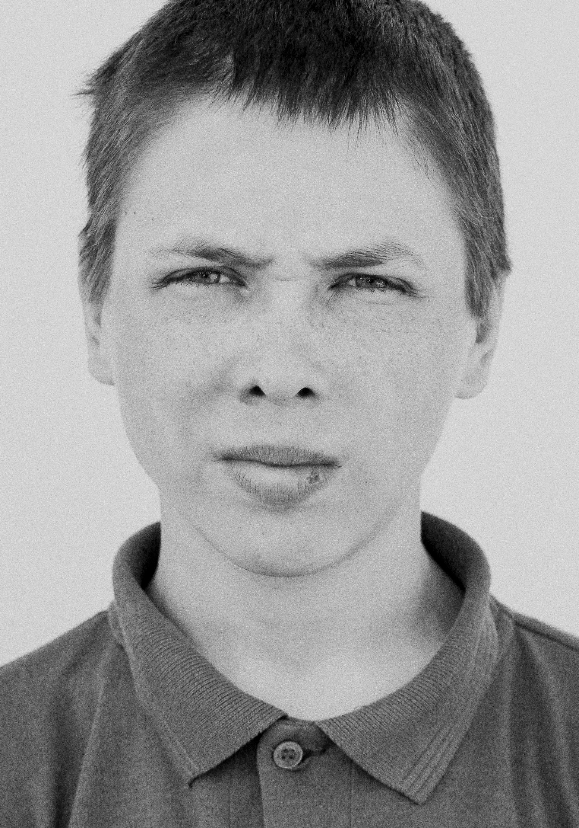 Un niño poniendo mala cara a alguien | Fuente: Unsplash