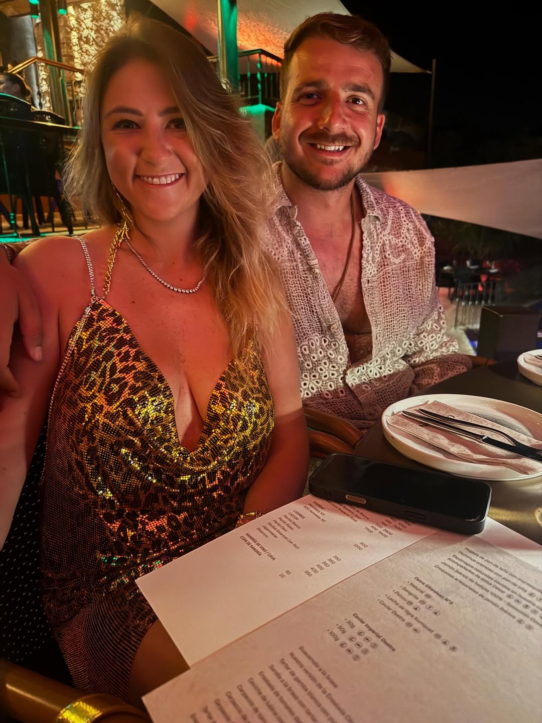 La pareja posando en Ibiza | Fuente: Instagram/adelamicha
