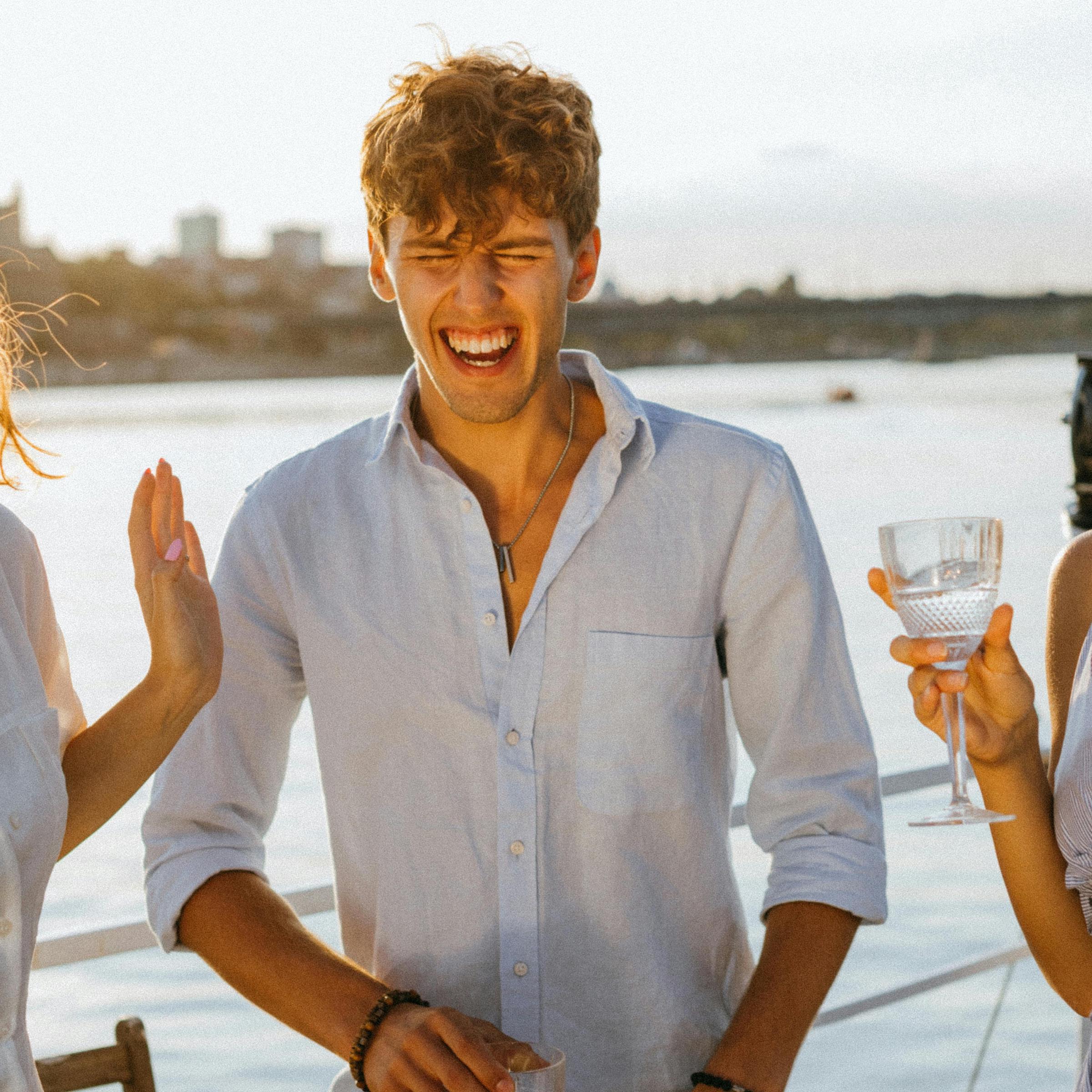 Un hombre en la cubierta de un yate, riendo | Fuente: Pexels