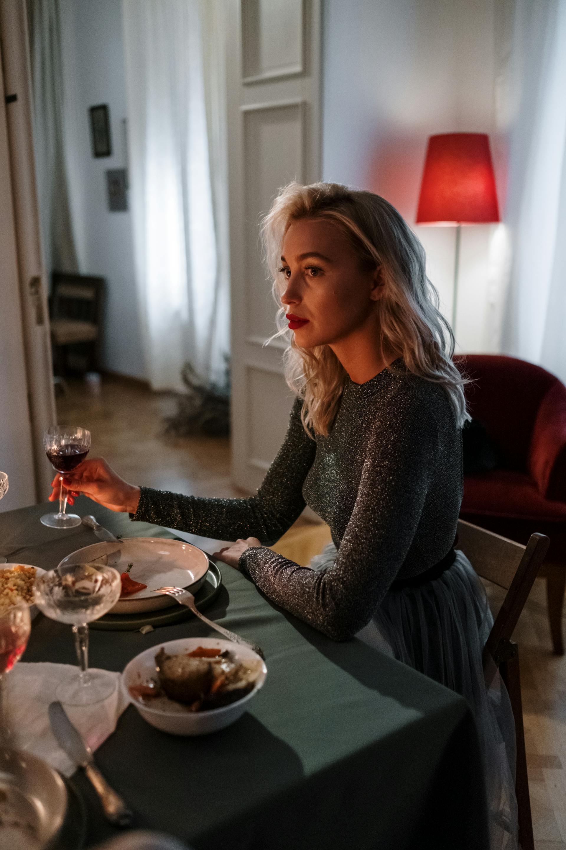 Una mujer seria en la mesa | Fuente: Pexels