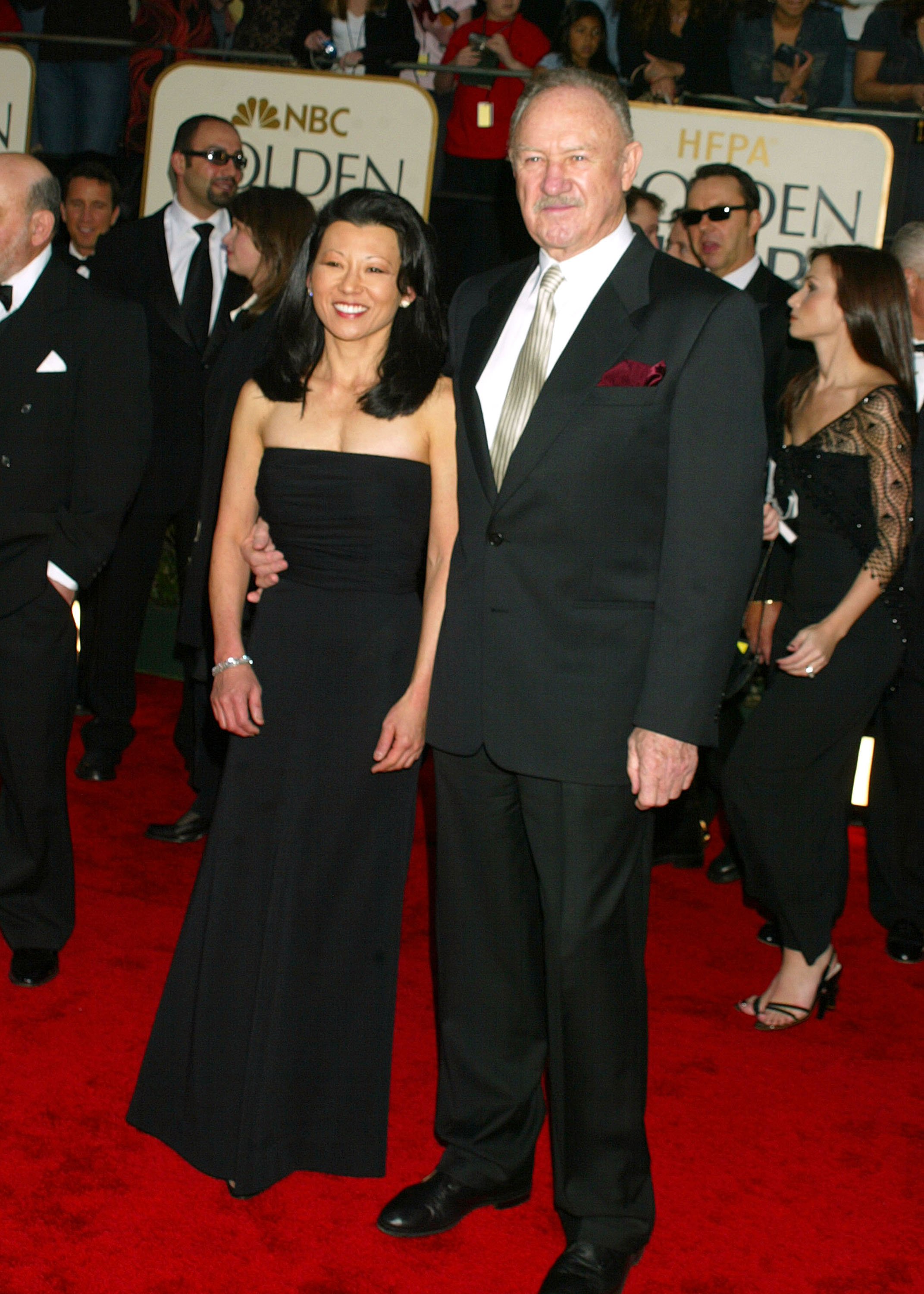 Gene Hackman y su esposa Betsy Arakawa durante la 60ª edición de los Globos de Oro - Llegadas el 19 de enero de 2003 | Fuente: Getty Images