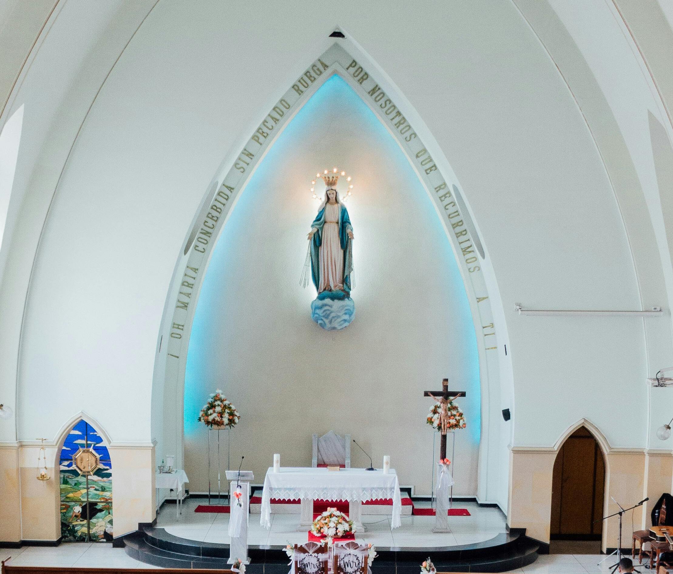 El altar de una capilla nupcial | Fuente: Pexels
