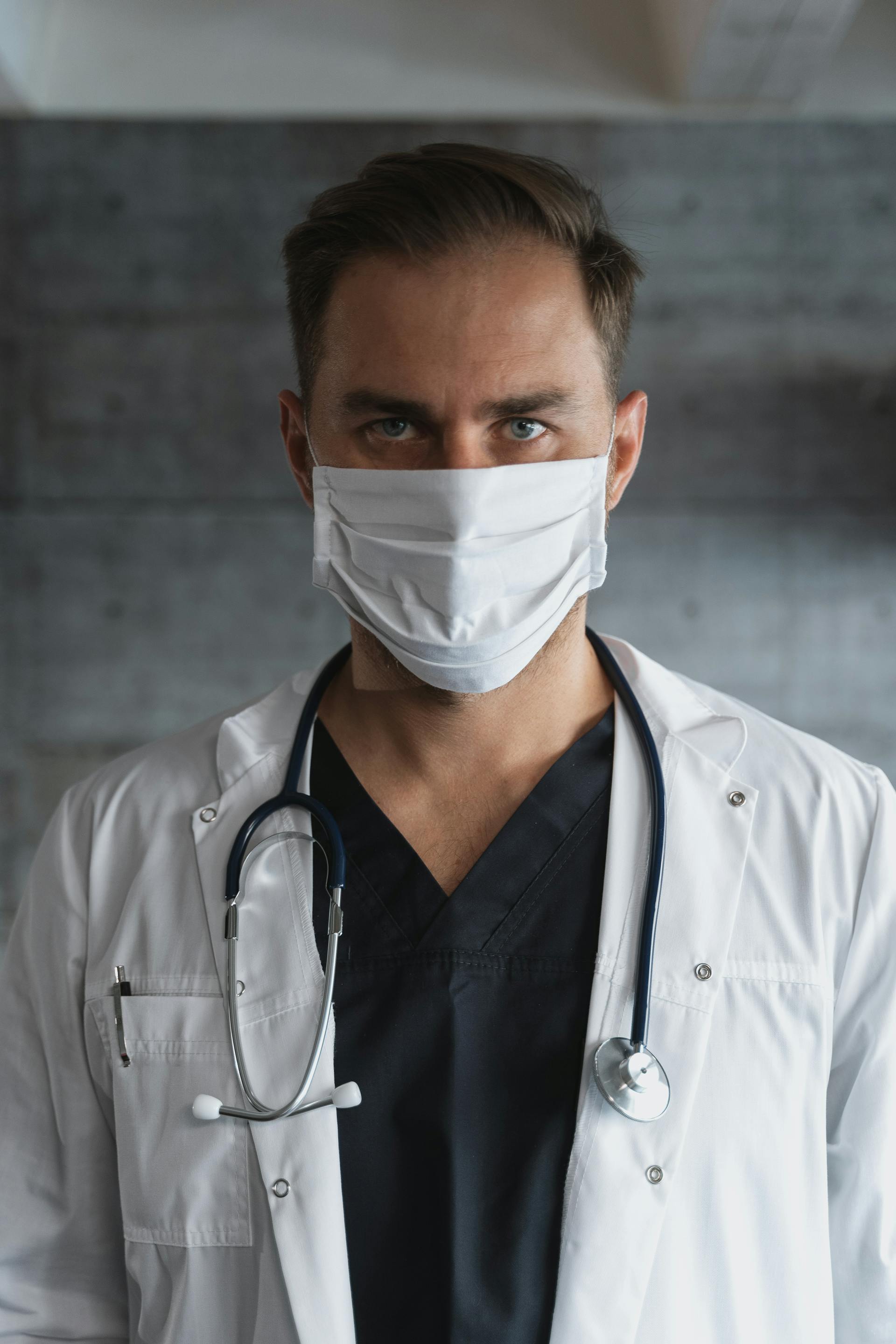 Un médico con mascarilla | Fuente: Pexels
