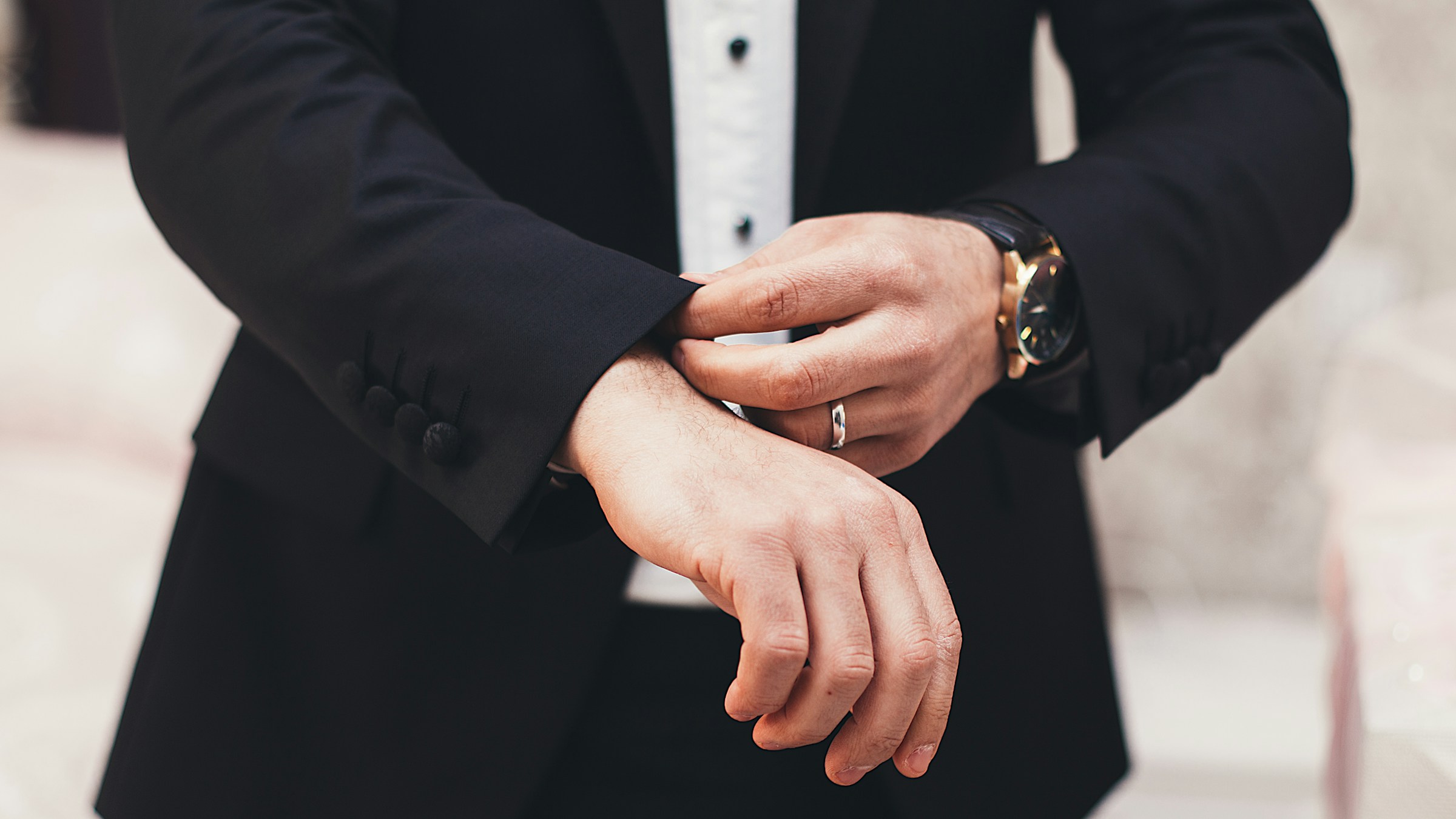 Primer plano de un hombre con traje | Fuente: Unsplash