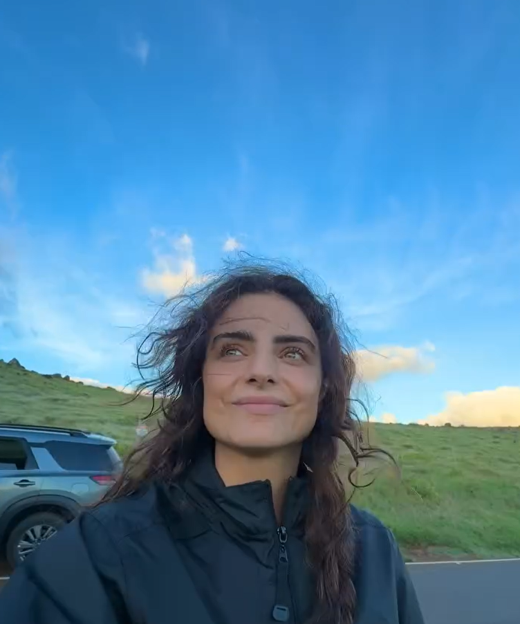 Aislinn Derbez durante sus vacaciones con Mauricio Ochmann y su hija Kailani en Hawái | Fuente: Instagram/aislinnderbez