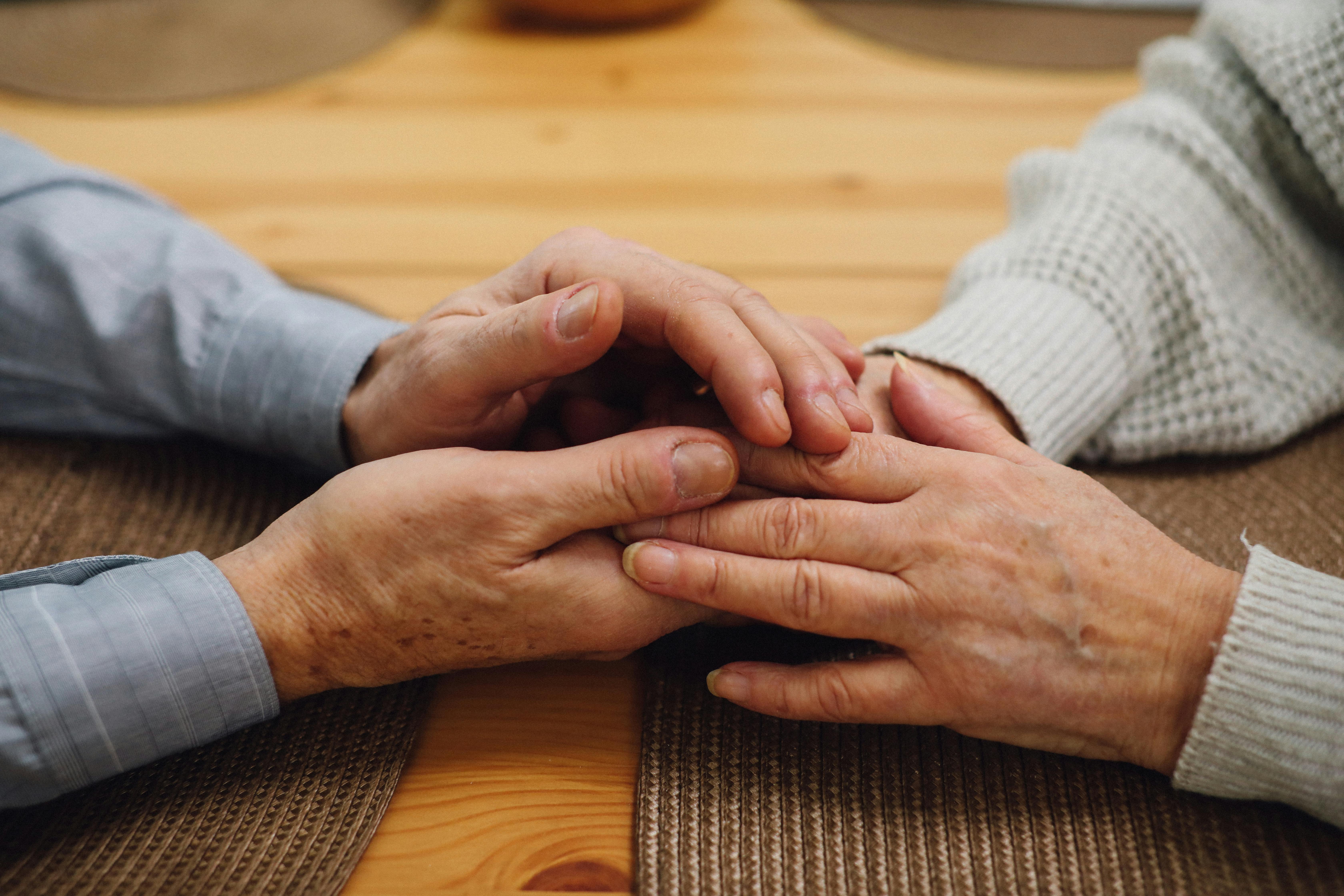 Una pareja tomada de la mano | Fuente: Pexels