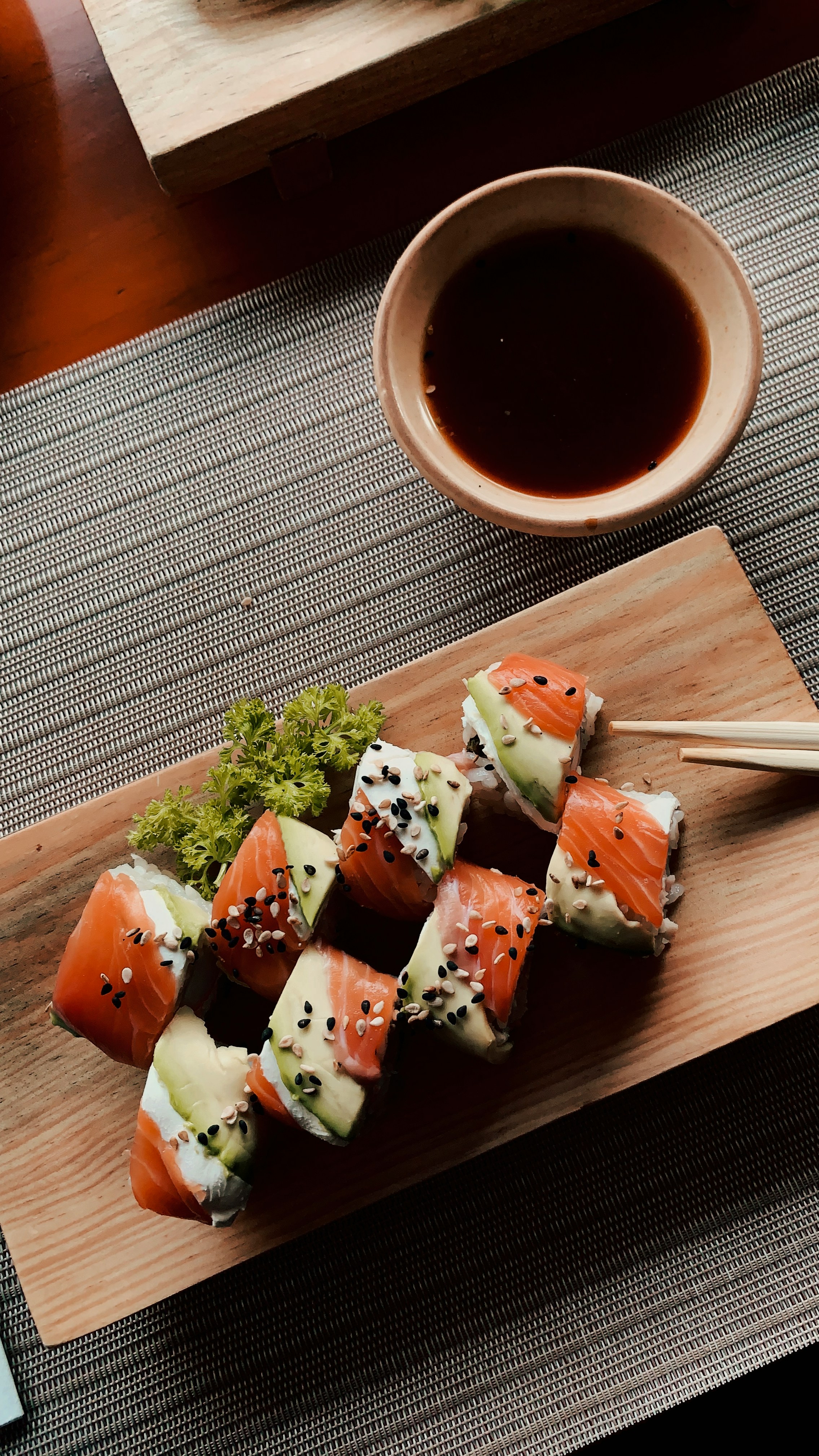 Rollos de sushi sobre tabla de madera | Fuente: Unsplash