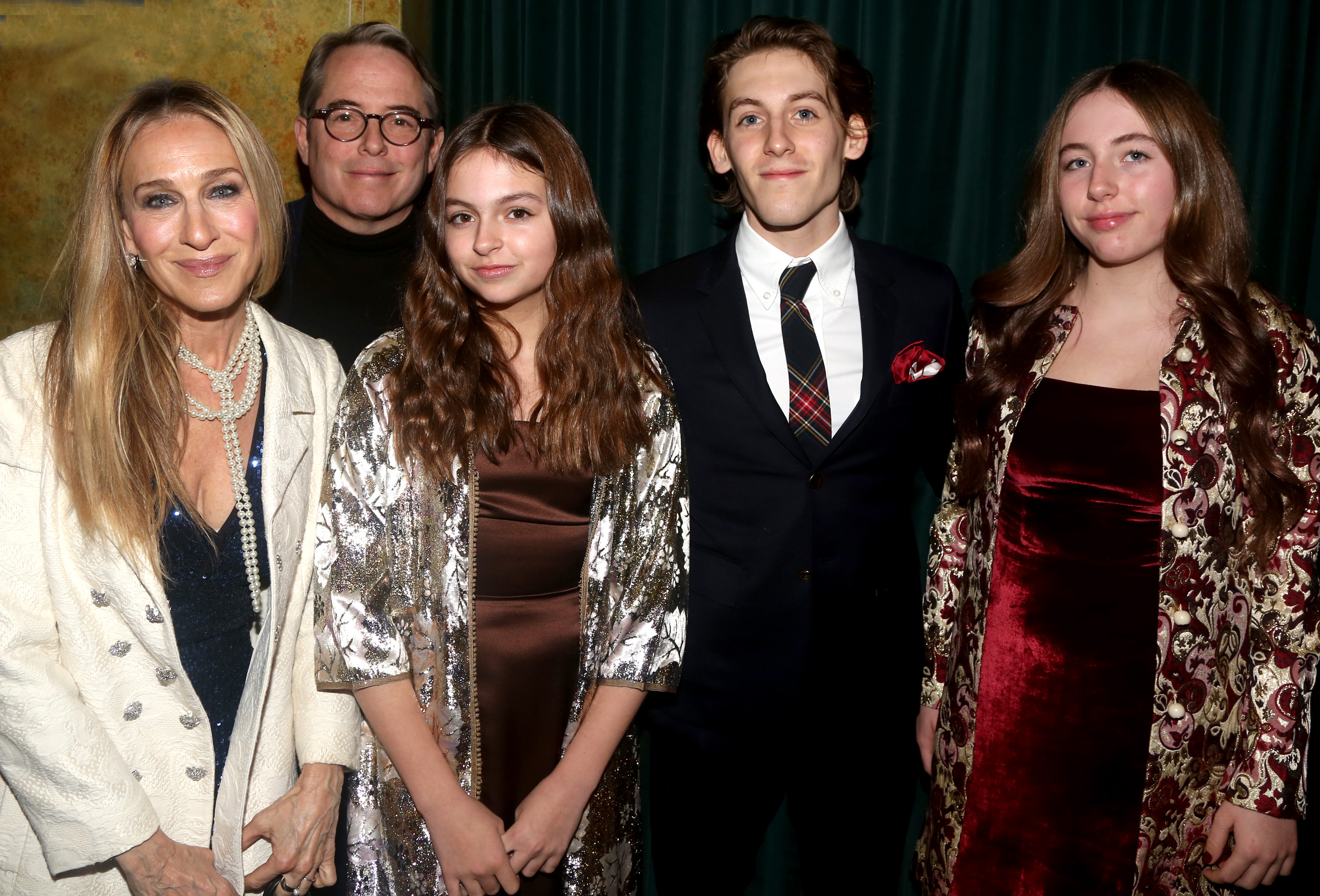 (De izq. a dcha.) Sarah Jessica Parker, Matthew Broderick, Tabitha, James y Marion Broderick posan en la noche del estreno del nuevo musical "Some Like It Hot!" en la ciudad de Nueva York el 11 de diciembre de 2022 | Fuente: Getty Images