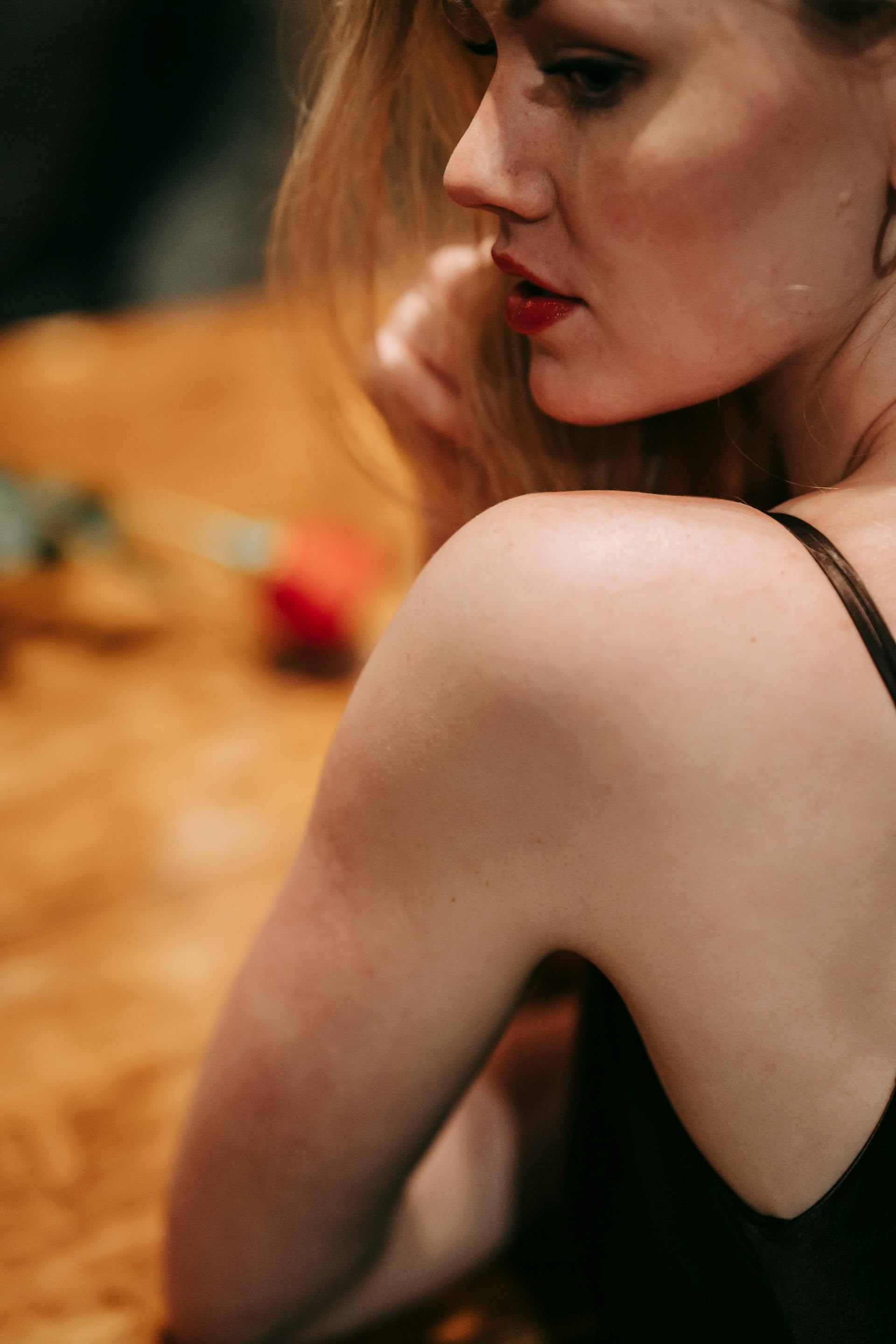Una mujer mirando por encima del hombro | Fuente: Pexels