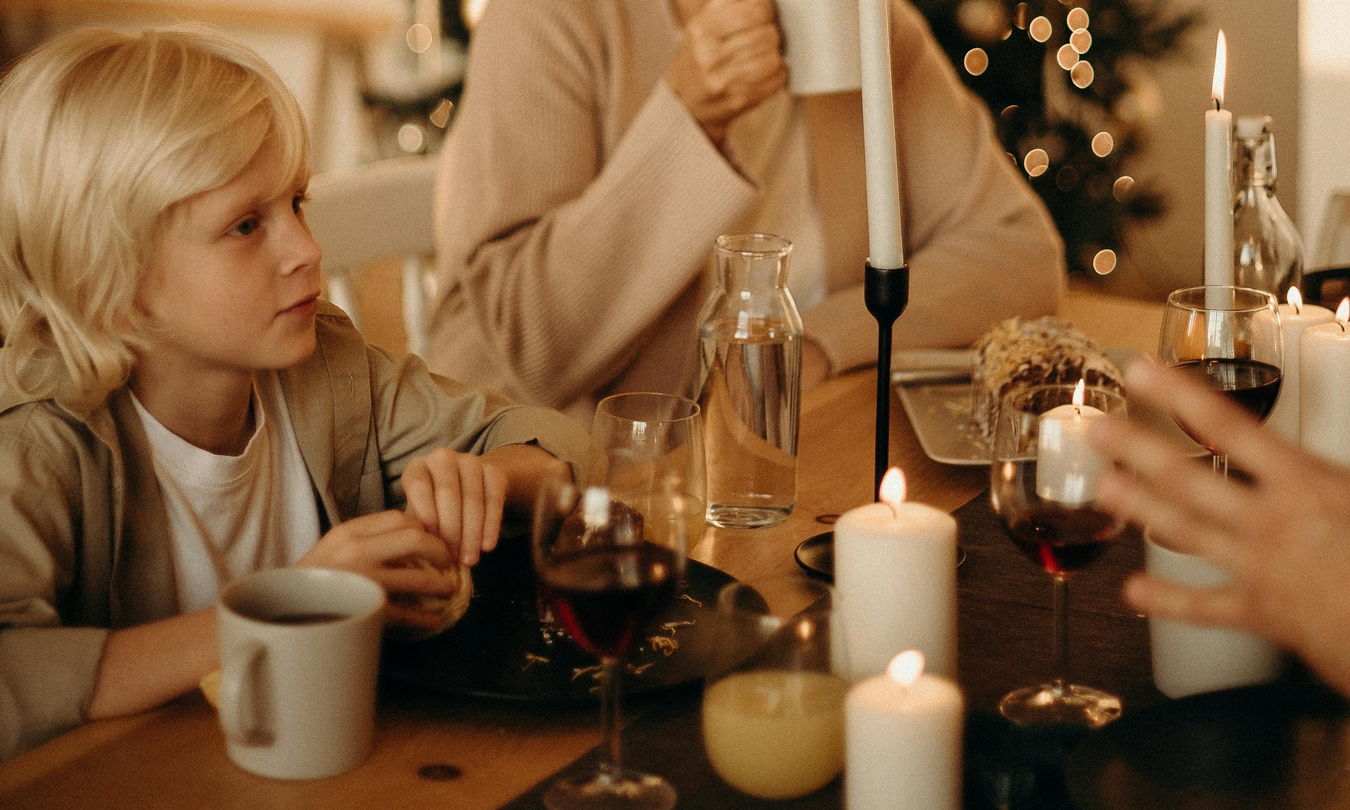 Un niño en una mesa familiar | Fuente: Pexels