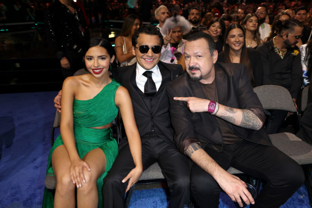 Ángela Aguilar y Christian Nodal, junto a Pepe Aguilar, asisten a la 25ª entrega de los Latin Grammy en el Kaseya Center el 14 de noviembre de 2024 en Miami, Florida. | Foto: Getty Images
