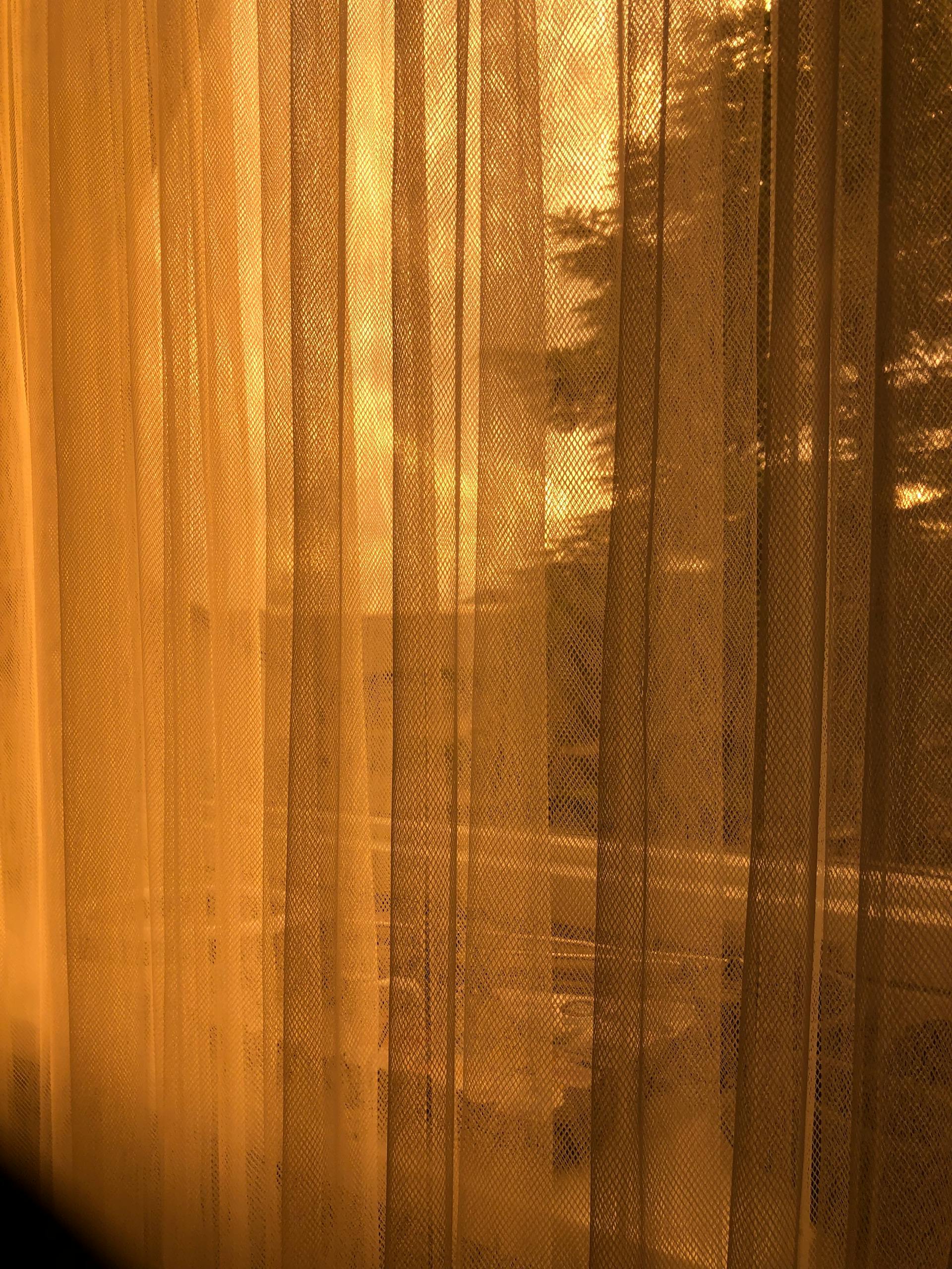 Cortinas de visillo colgadas en una ventana | Fuente: Pexels