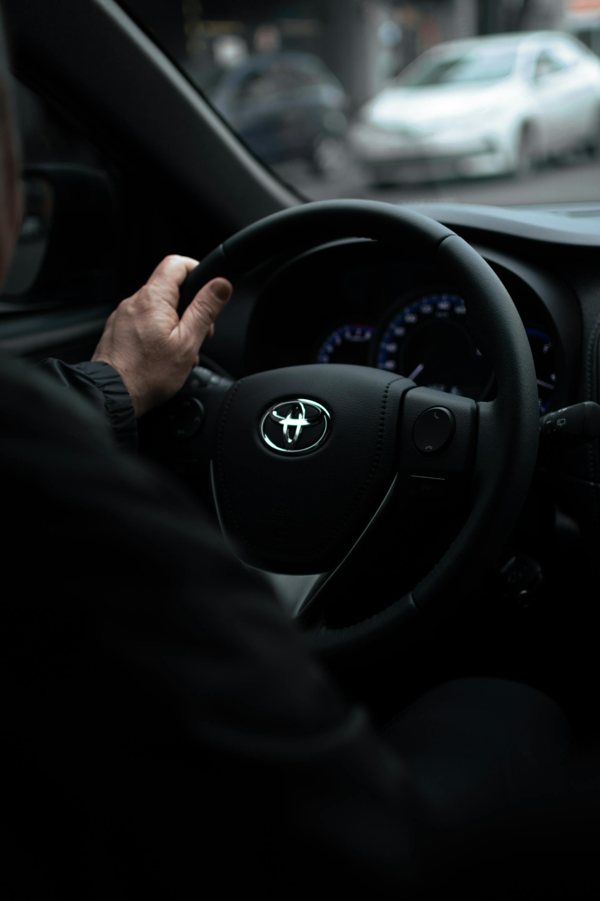 Un hombre conduciendo un automóvil | Fuente: Pexels