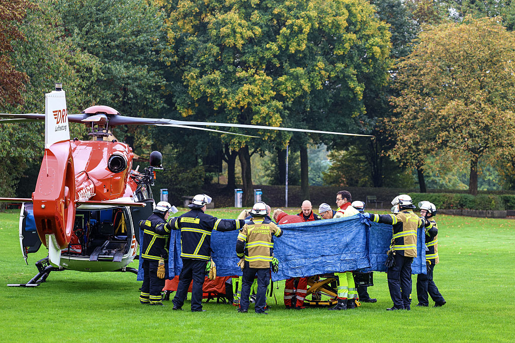 Bomberos y personal de rescate transportan a Iris Stalzer, alcaldesa de Herdecke, en una camilla antes de que se la lleven en helicóptero tras resultar herida en un ataque con cuchillo en Herdecke, oeste de Alemania, 7 de octubre de 2025. | Fuente: Getty Images