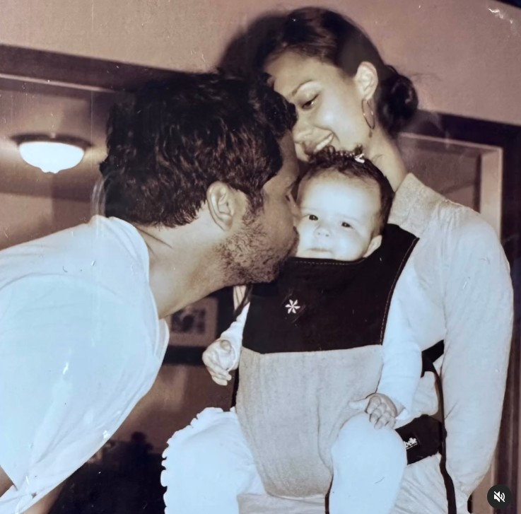 Honor Warren con sus padres, Jessica Alba y Cash Warren en un post subido el 7 de junio de 2024 | Fuente: Instagram/jessicaalba
