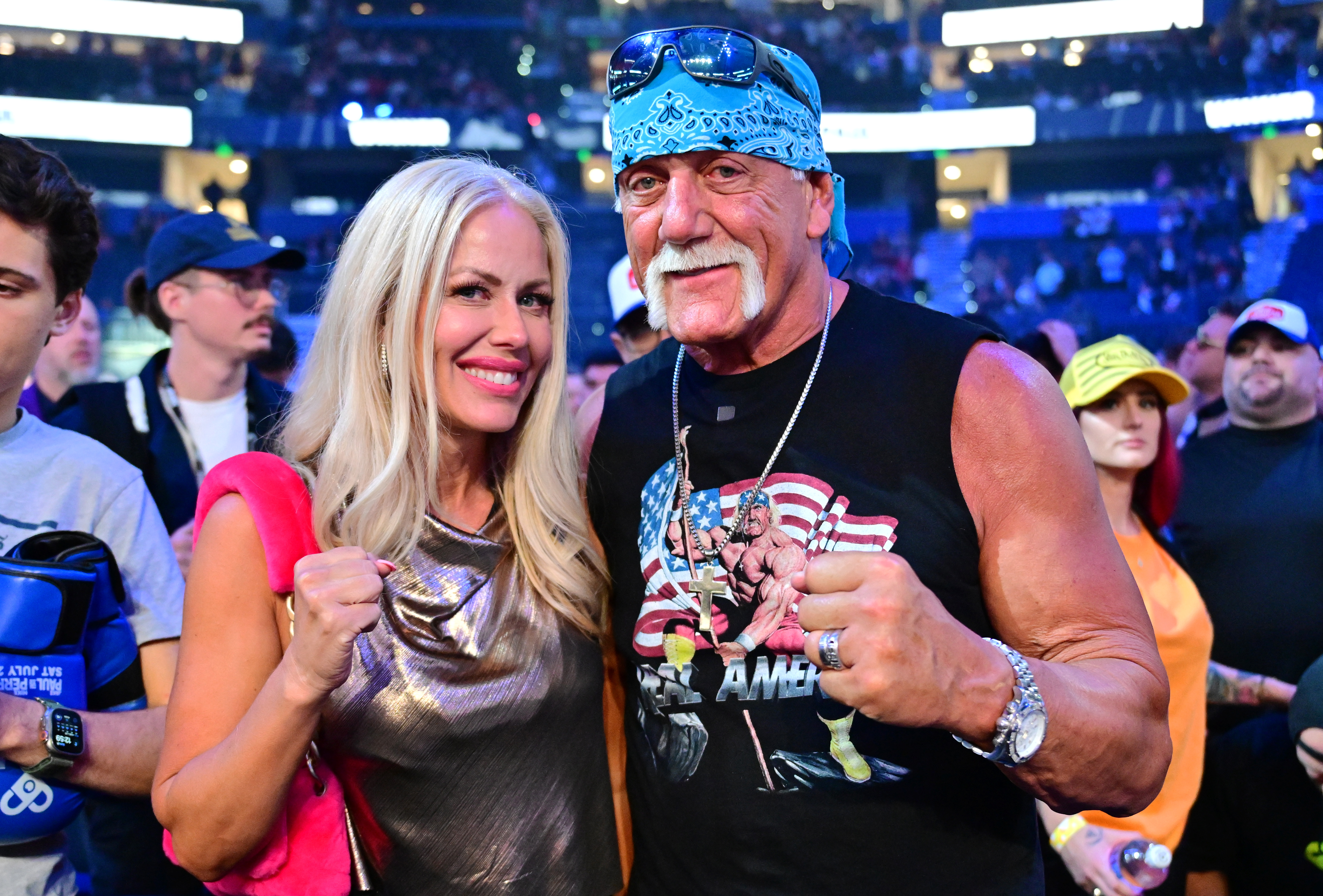 Hulk Hogan posa con su esposa Sky Daily durante el evento principal Jake Paul vs Mike Perry en el Amalie Arena el 20 de julio de 2024 | Fuente: Getty images