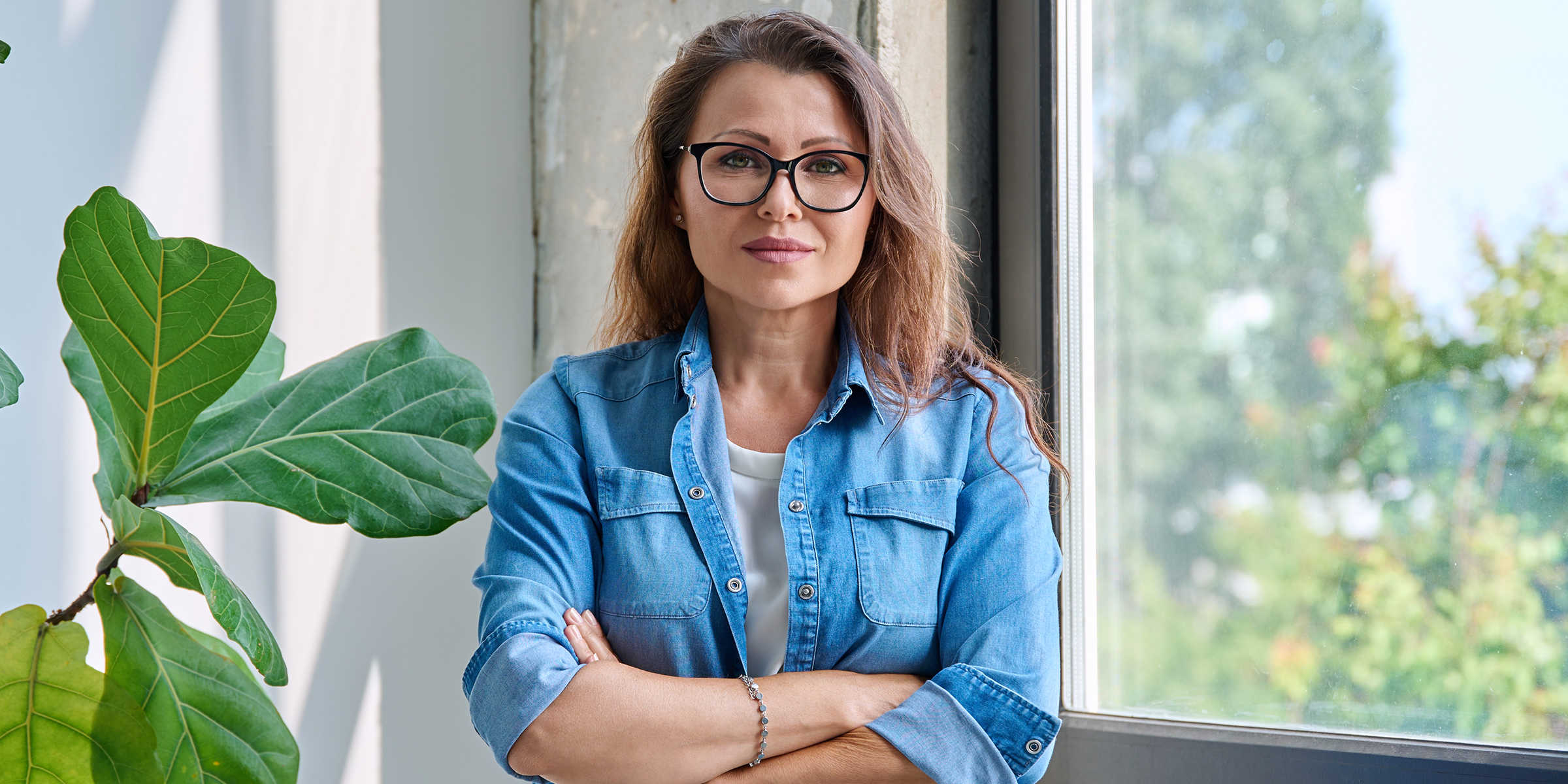 Una mujer con los brazos cruzados | Fuente: Shutterstock