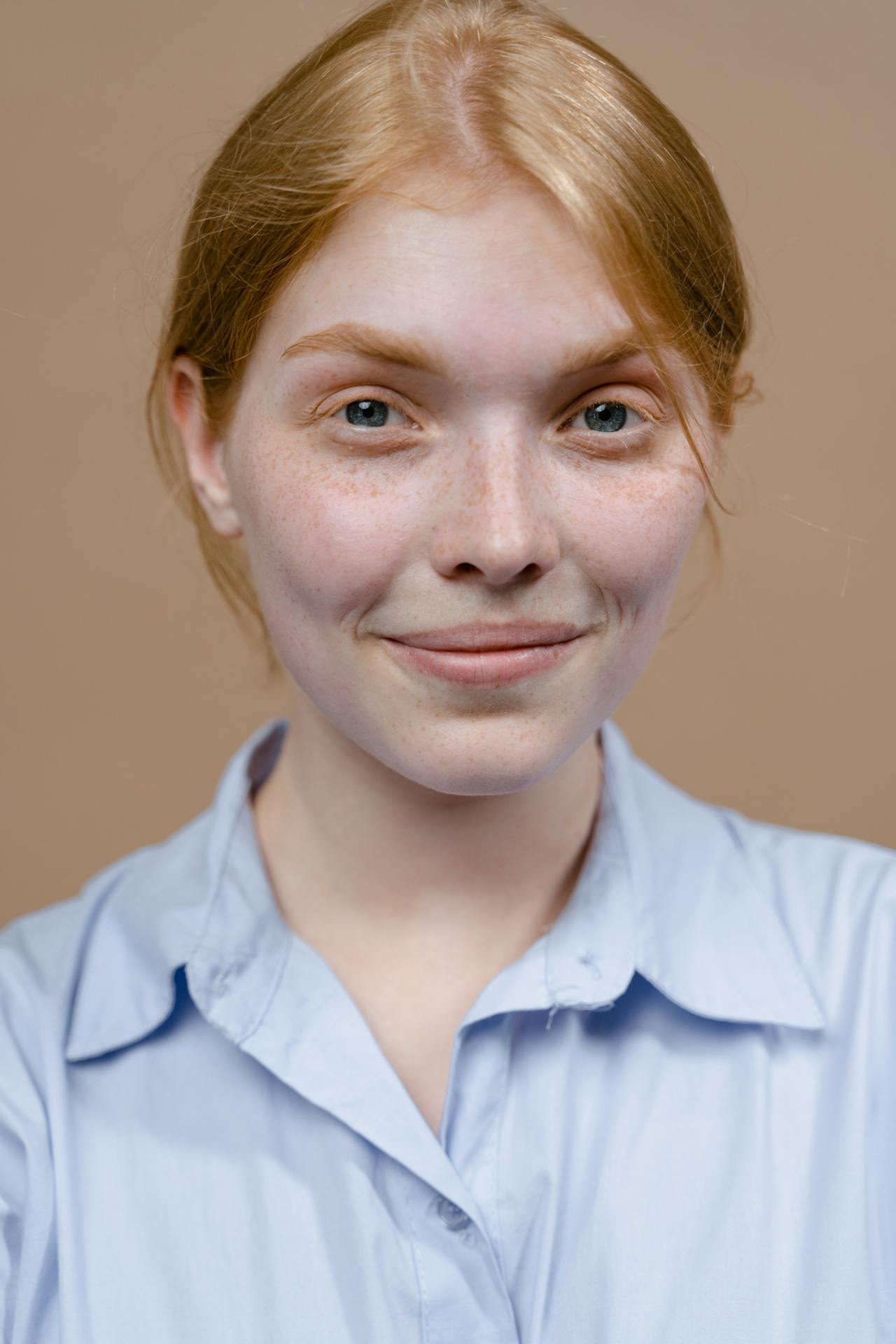 Una mujer sonriendo | Fuente: Pexels