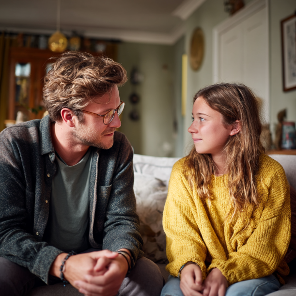 Un padre manteniendo una conversación con su hija adolescente | Fuente: Midjourney