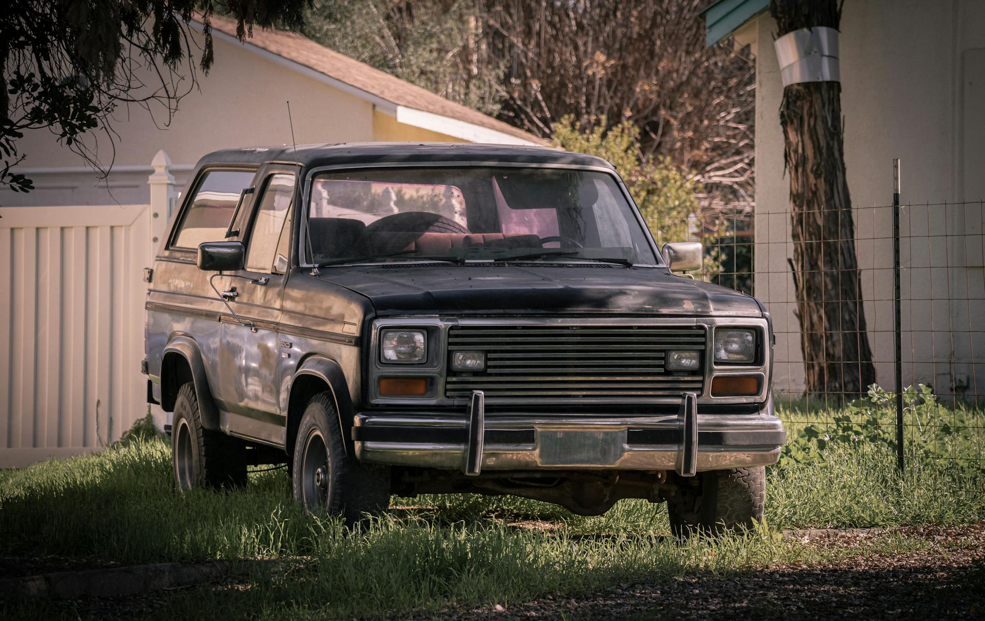 Un automóvil viejo estacionado en el patio | Fuente: Pexels
