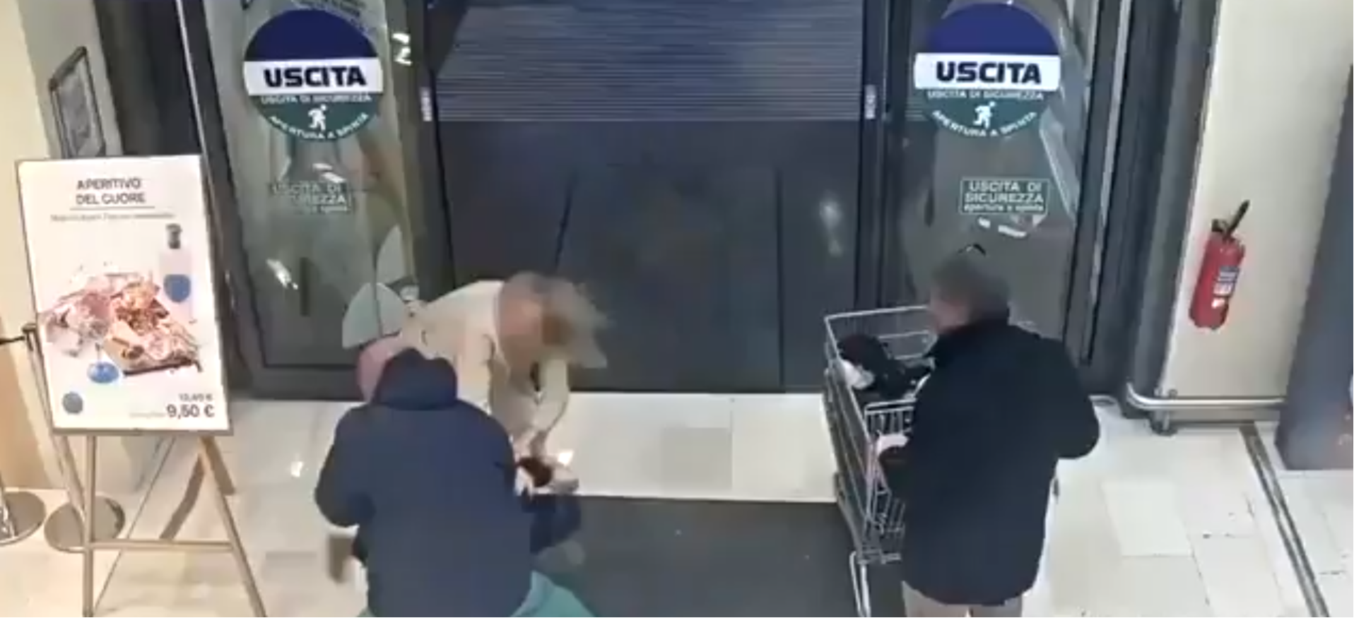 La madre forcejeando con el hombre que le arrebató a su hija en la salida del supermercado en Bergamo, Italia, mientras el padre de la menor de 1 año se acerca con un carrito de supermercado | Fuente: X/vox_occidental