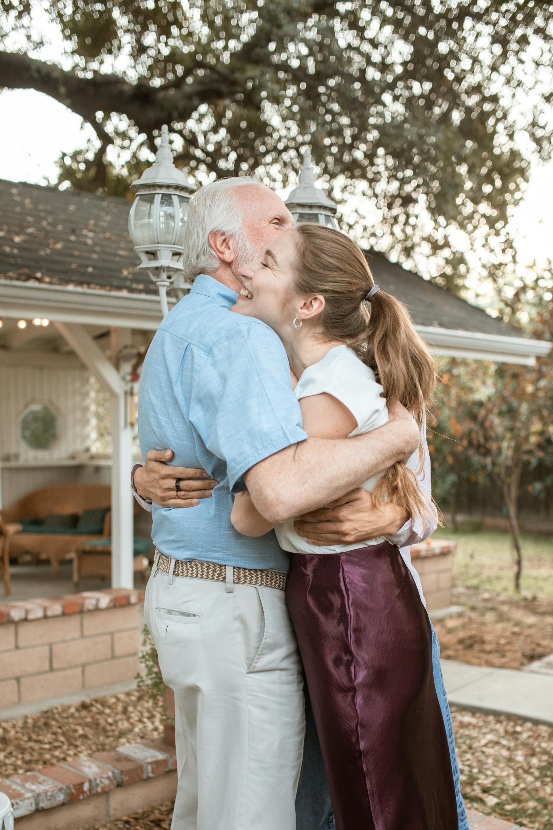Una mujer abrazando a su padre | Fuente: Pexels