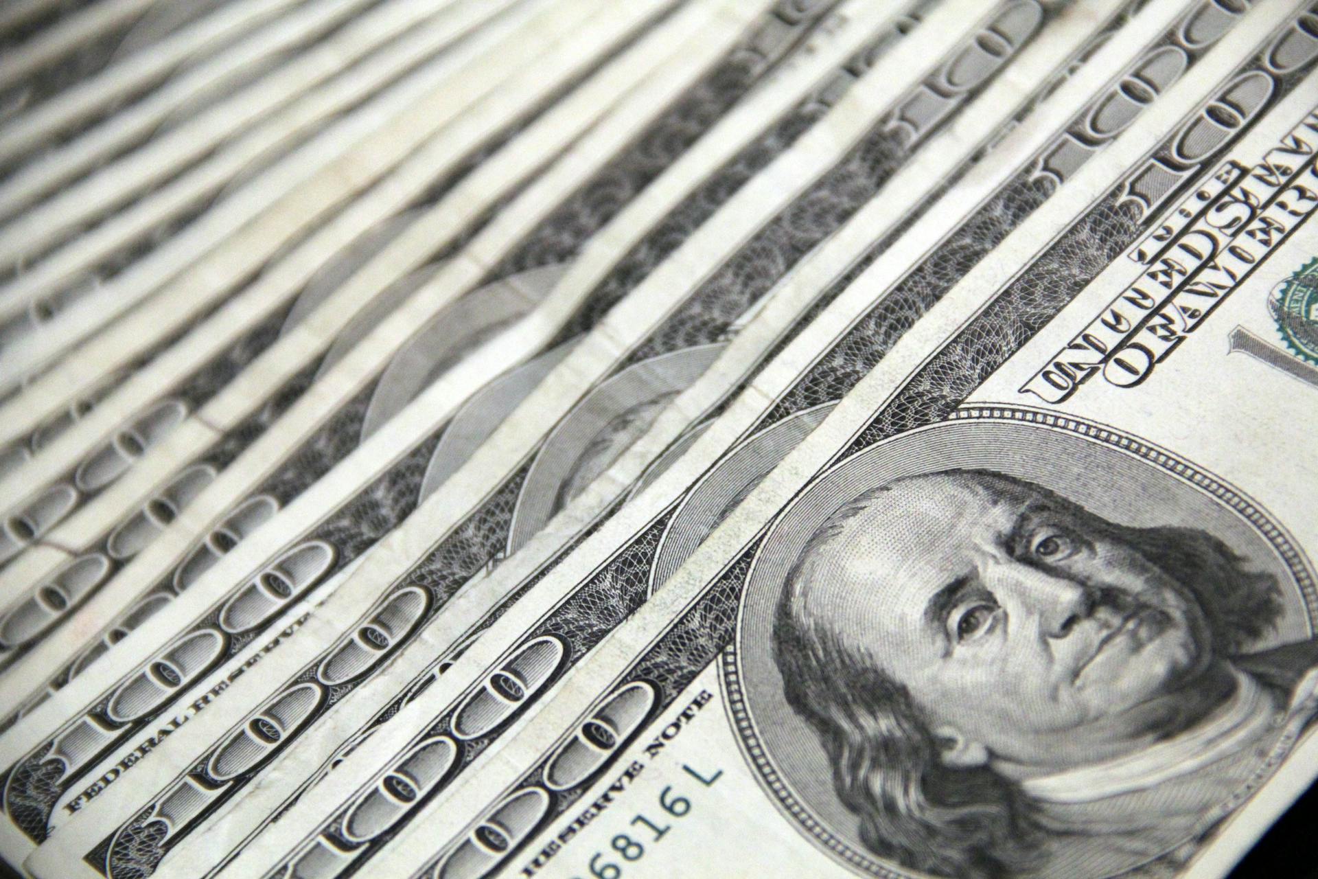Una pila de billetes de dólar | Fuente: Pexels