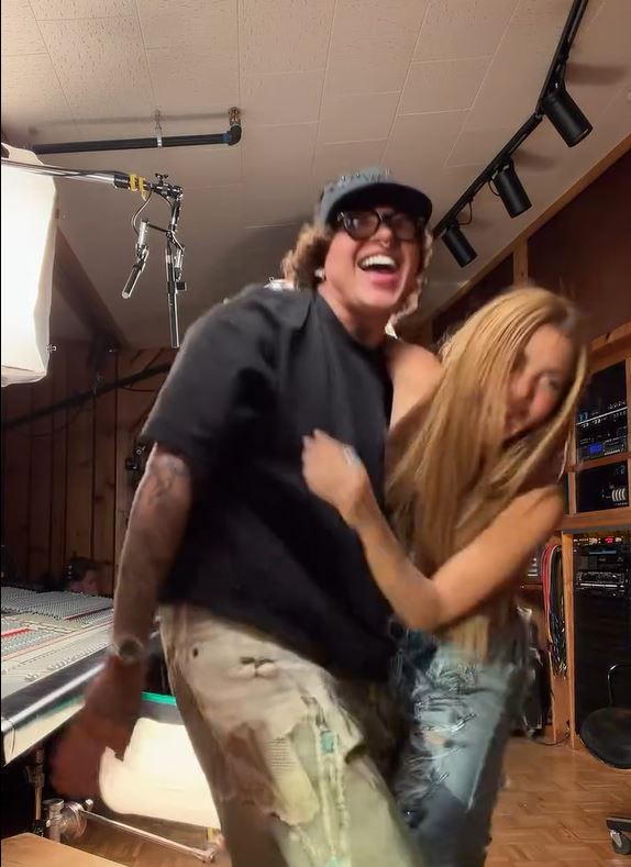 Shakira baila con Beéle | Fuente: Instagram/beele