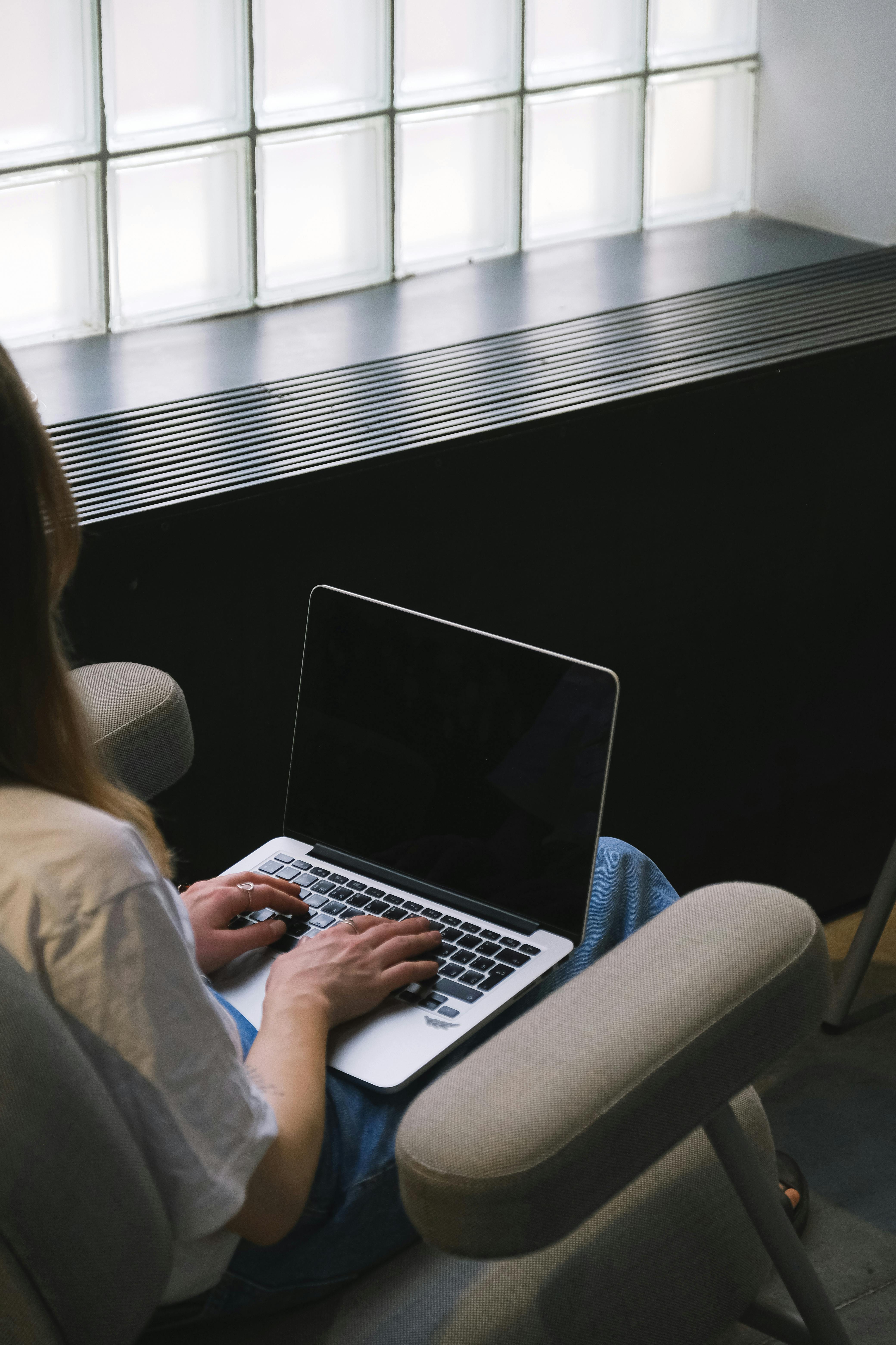 Una mujer ocupada con un portátil | Fuente: Pexels