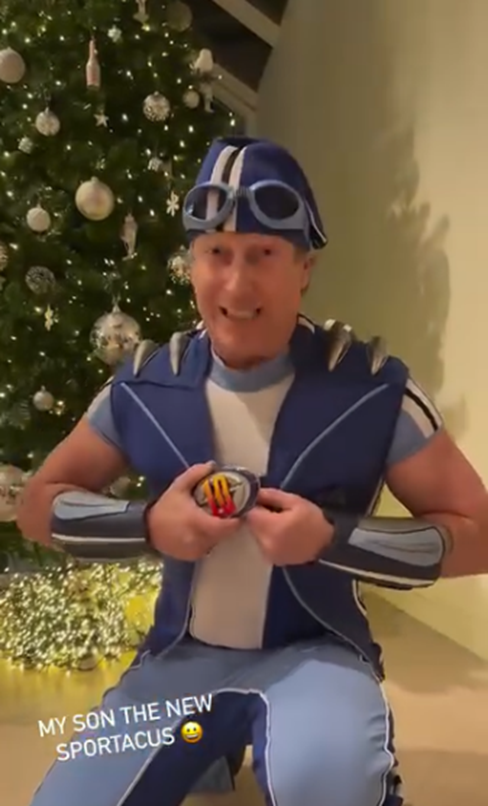 Magnús Scheving vestido como el personaje de Sportacus. | Fuente: Instagram/magnus_scheving