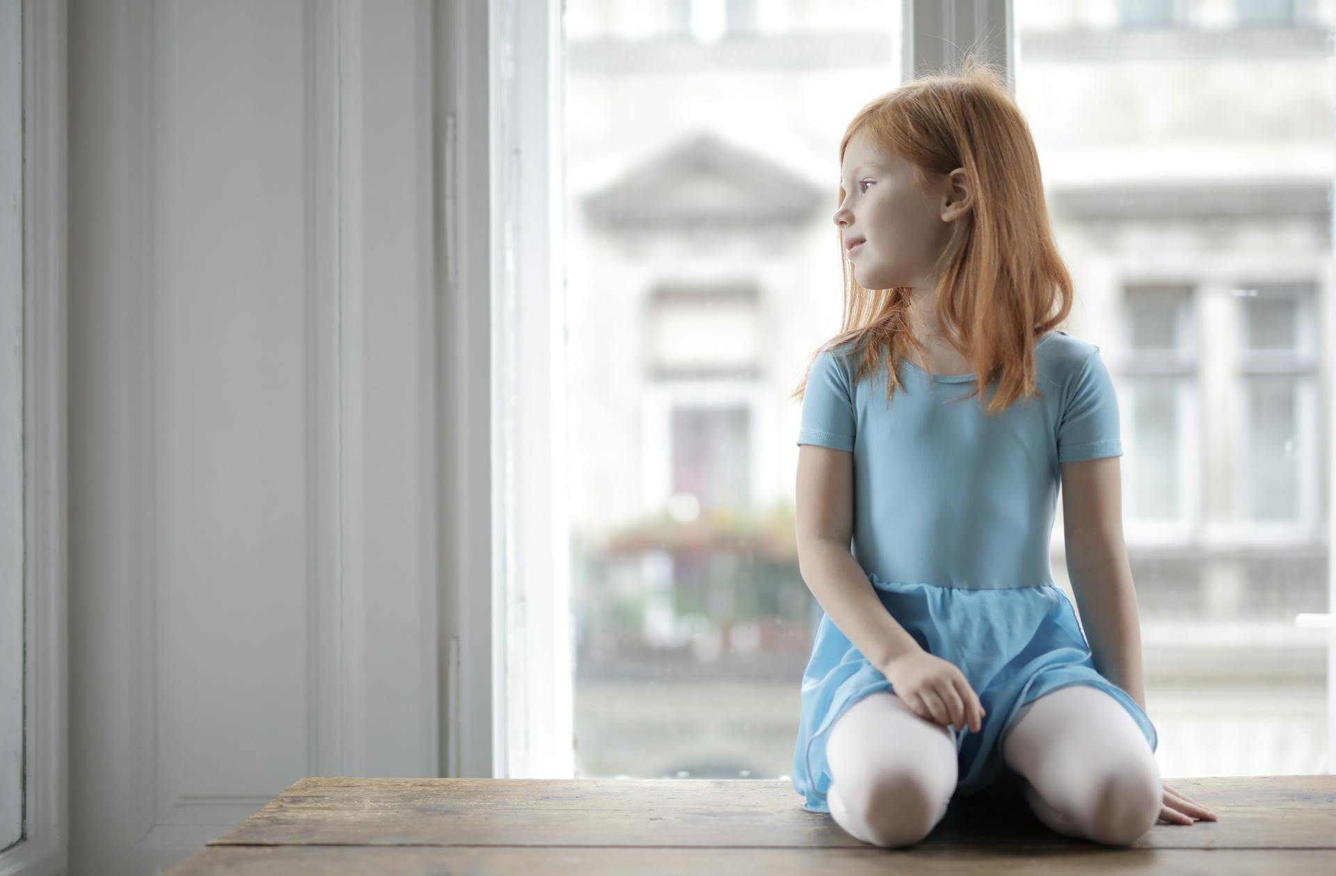 Una niña mirando a su derecha | Fuente: Pexels