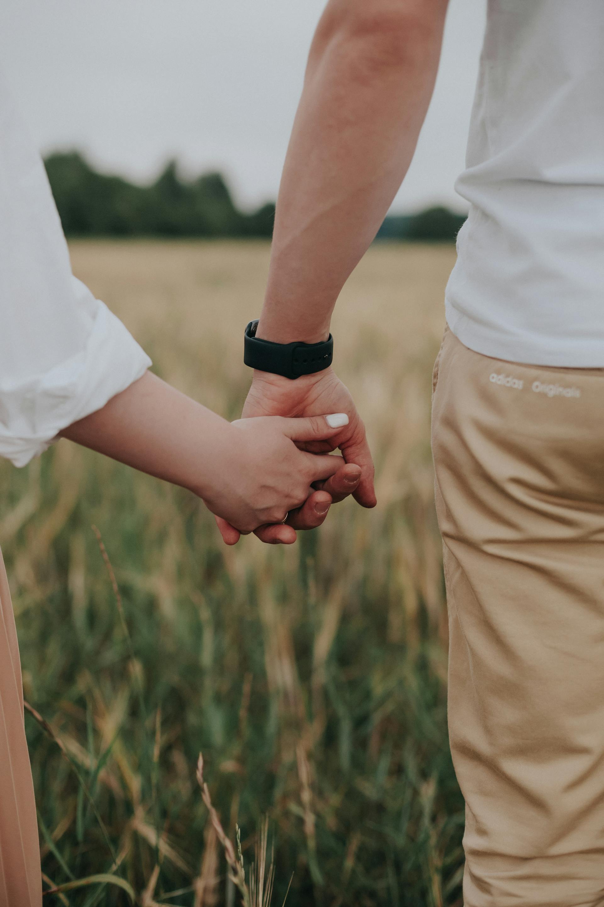 Una pareja tomada de la mano | Fuente: Pexels