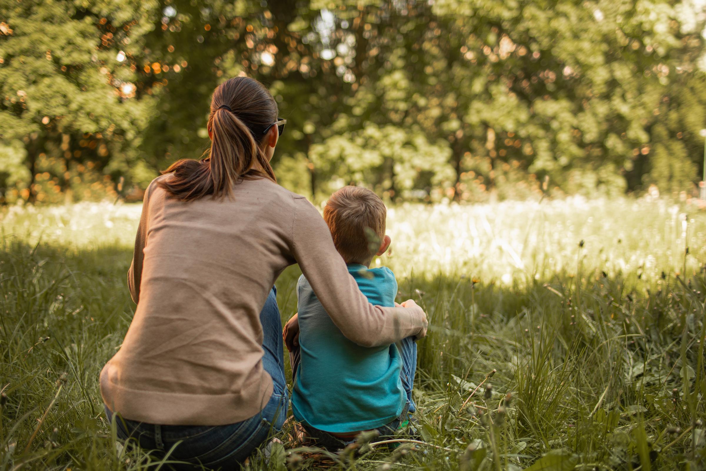 Madre estrechando lazos con su hijo | Fuente: Shutterstock