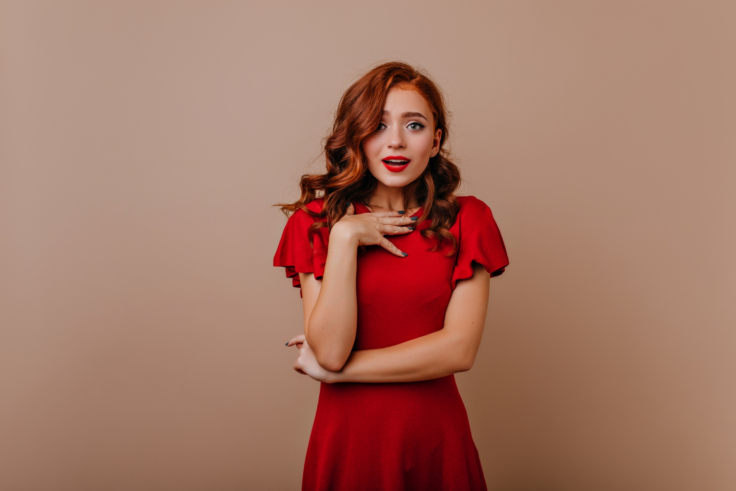 Una mujer con un vestido rojo | Fuente: Freepik