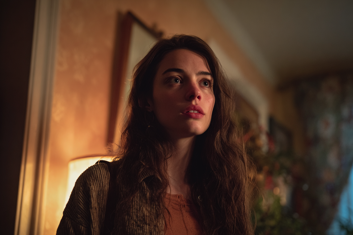 Una mujer de pie en un salón | Fuente: Midjourney