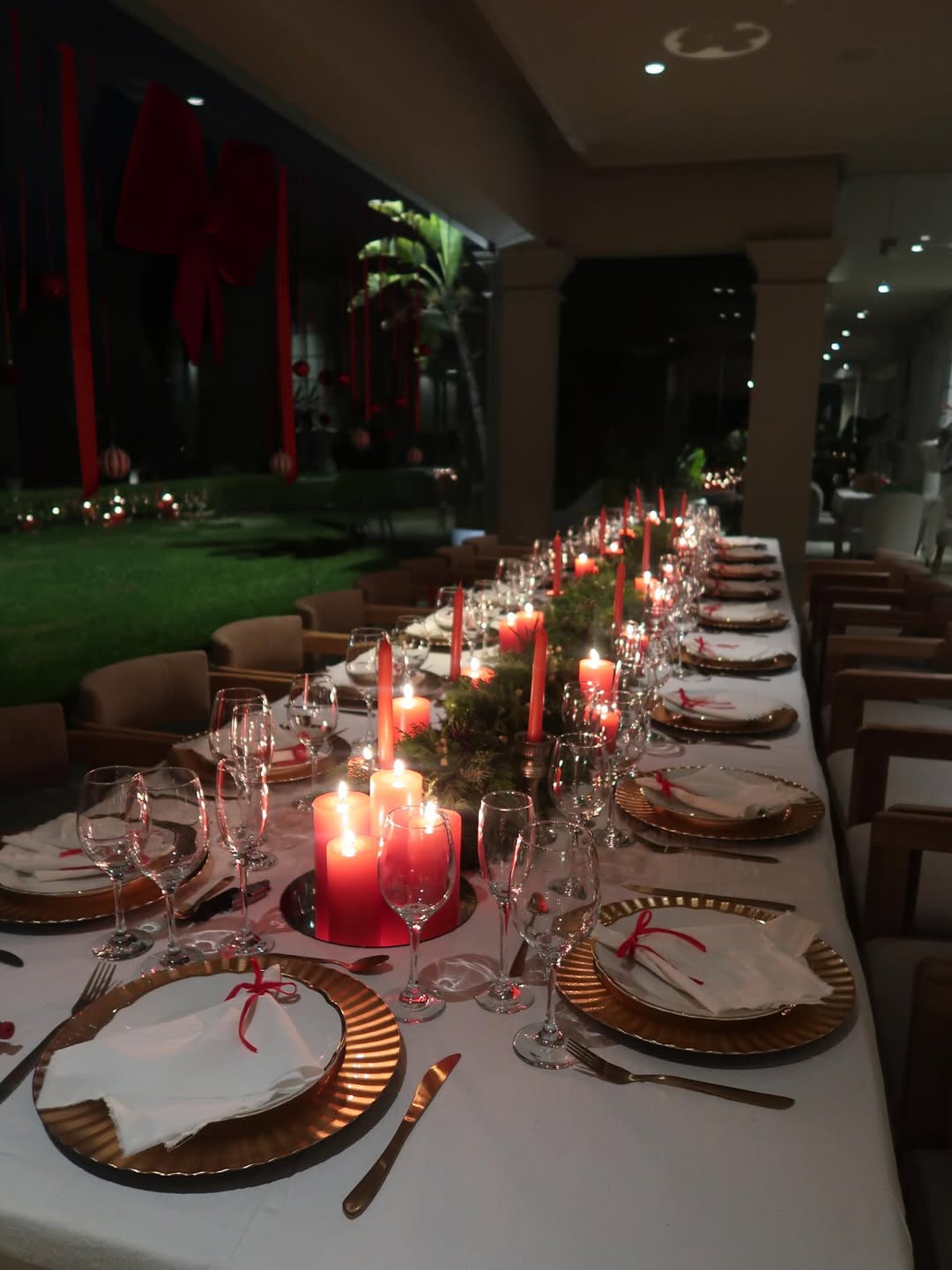 Mesa de banquete en la casa de Mauro Icardi decorada con motivos navideños | Fuente: Instagram/mauroicardi