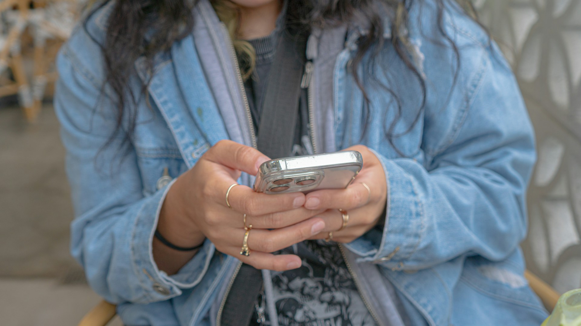 Una mujer sujetando su teléfono | Fuente: Unsplash