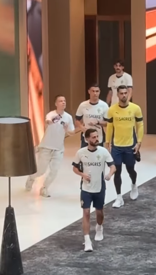 Fan se acerca a Cristiano Ronaldo para hacer una selfie. | Fuente: Instagram/blaugrana.