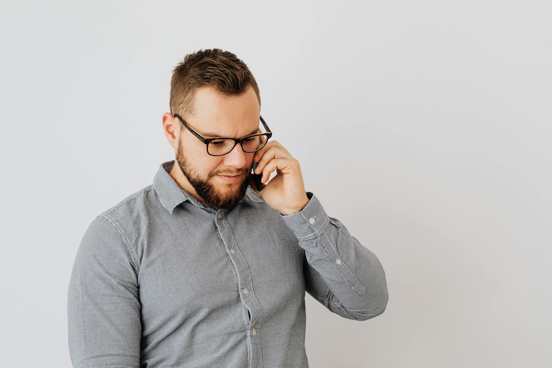 Un hombre hablando por teléfono | Fuente: Pexels