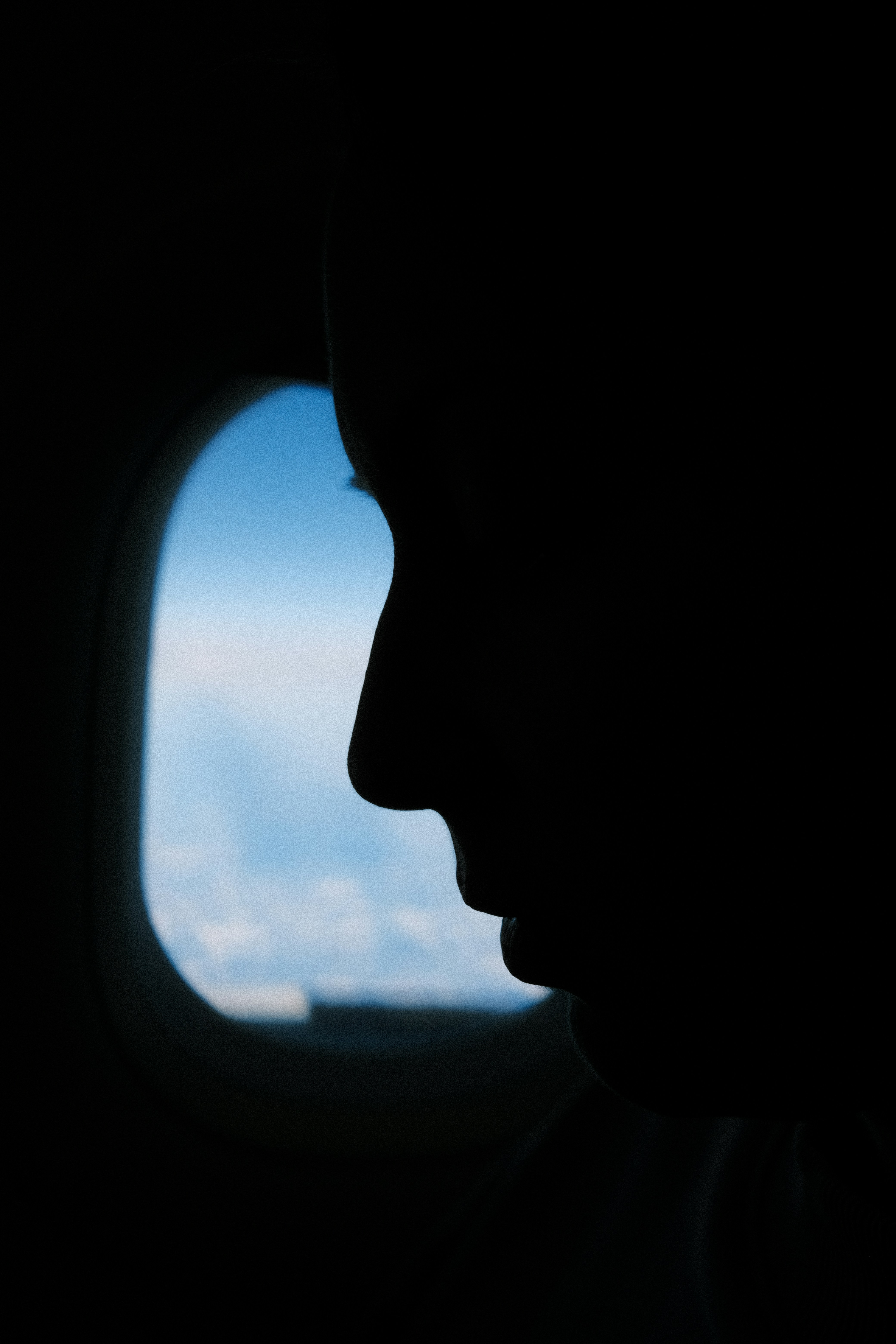 Silueta de una persona sentada en un avión | Fuente: Unsplash