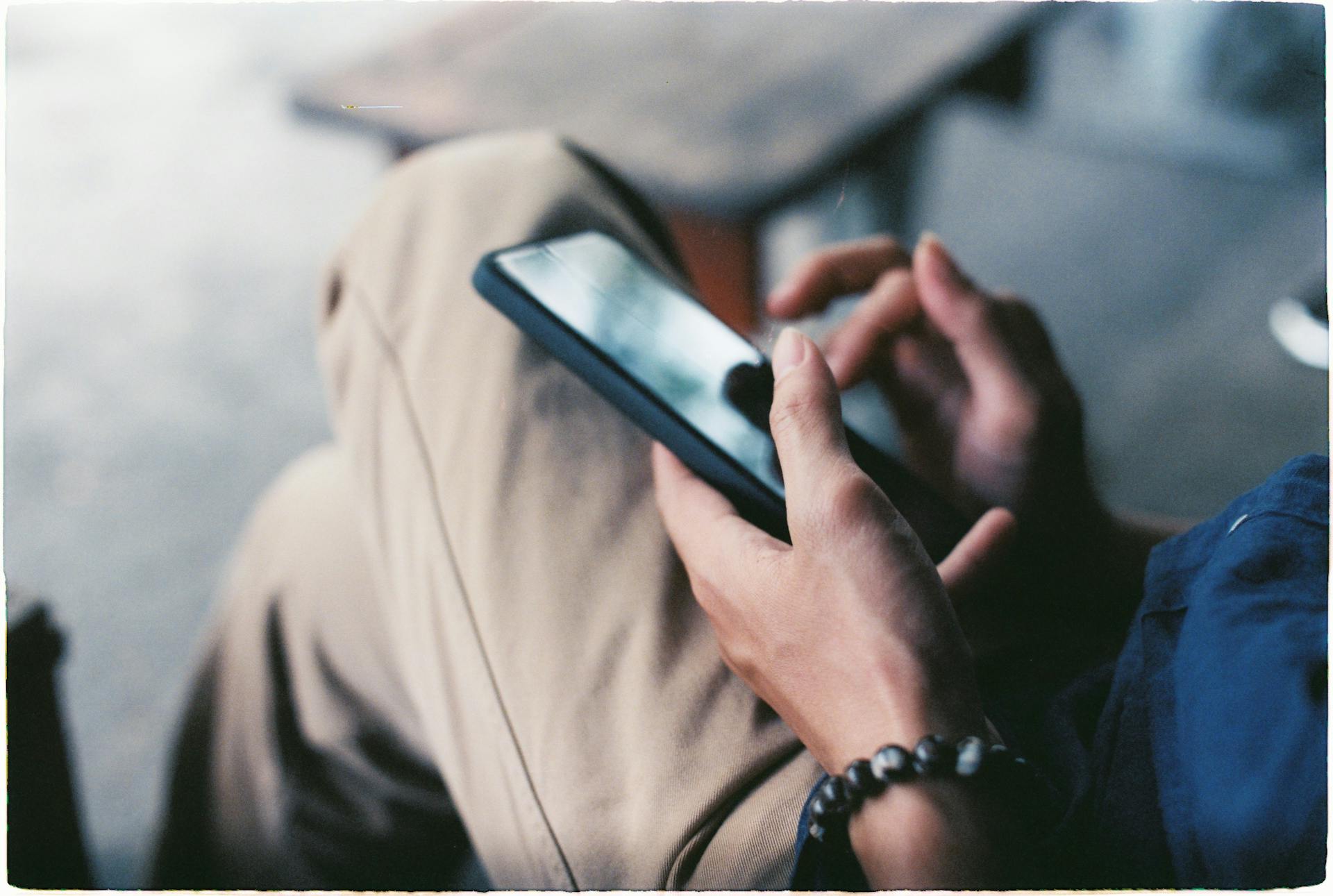 Un hombre usando su teléfono | Fuente: Pexels