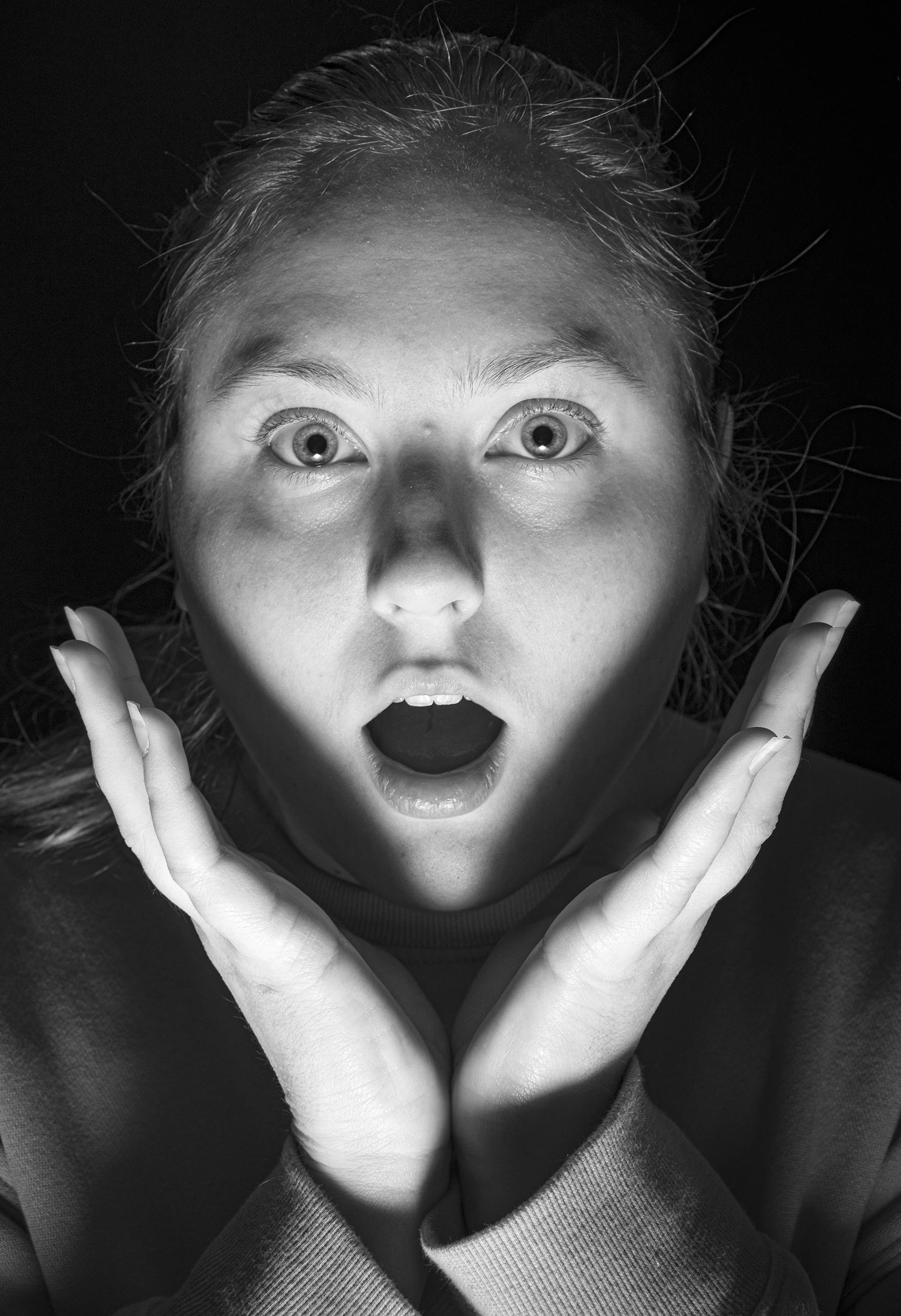 Foto en escala de grises de una mujer sorprendida | Fuente: Pexels