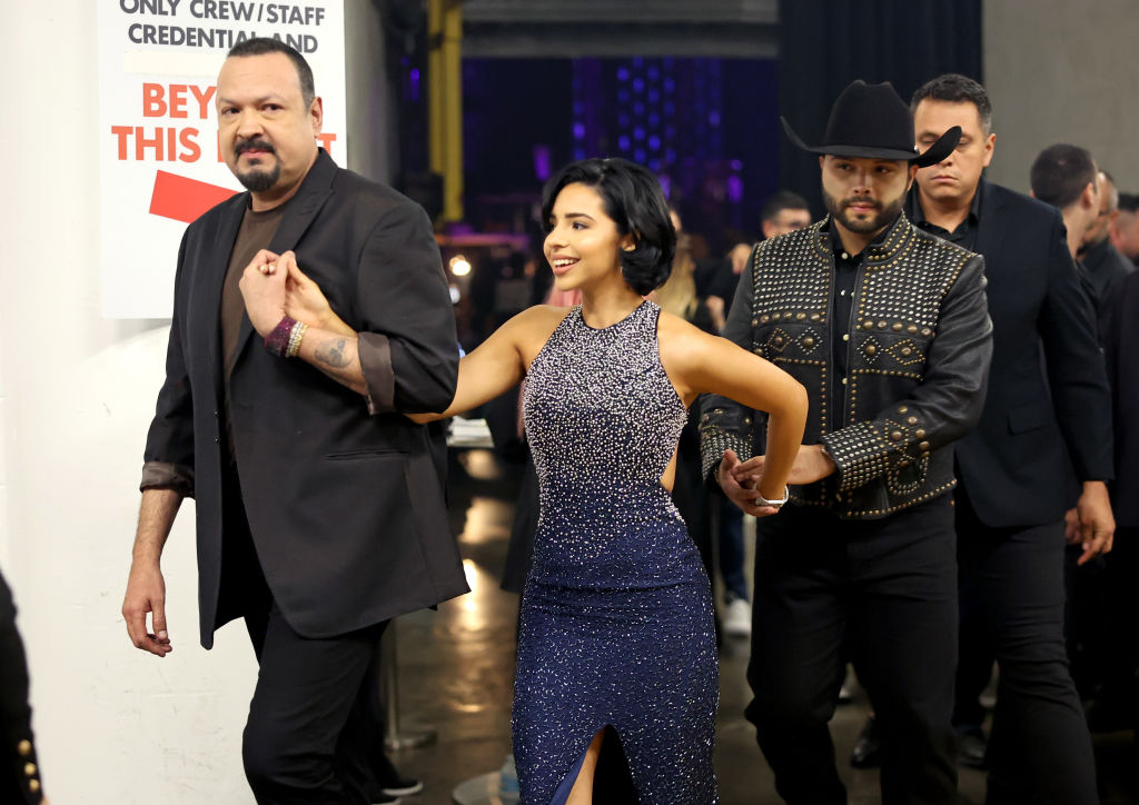 Leonardo Aguilar, Ángela Aguilar y Pepe Aguilar asisten a la 25ª edición de los Latin GRAMMY Awards en el Kaseya Center, el 14 de noviembre de 2024 en Miami, Florida. | Foto: Getty Images