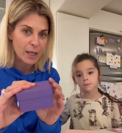 Eugenia Tobal y su hija Ema, mientras explica su método de ahorro | Fuente: Instagram/telefenoticias